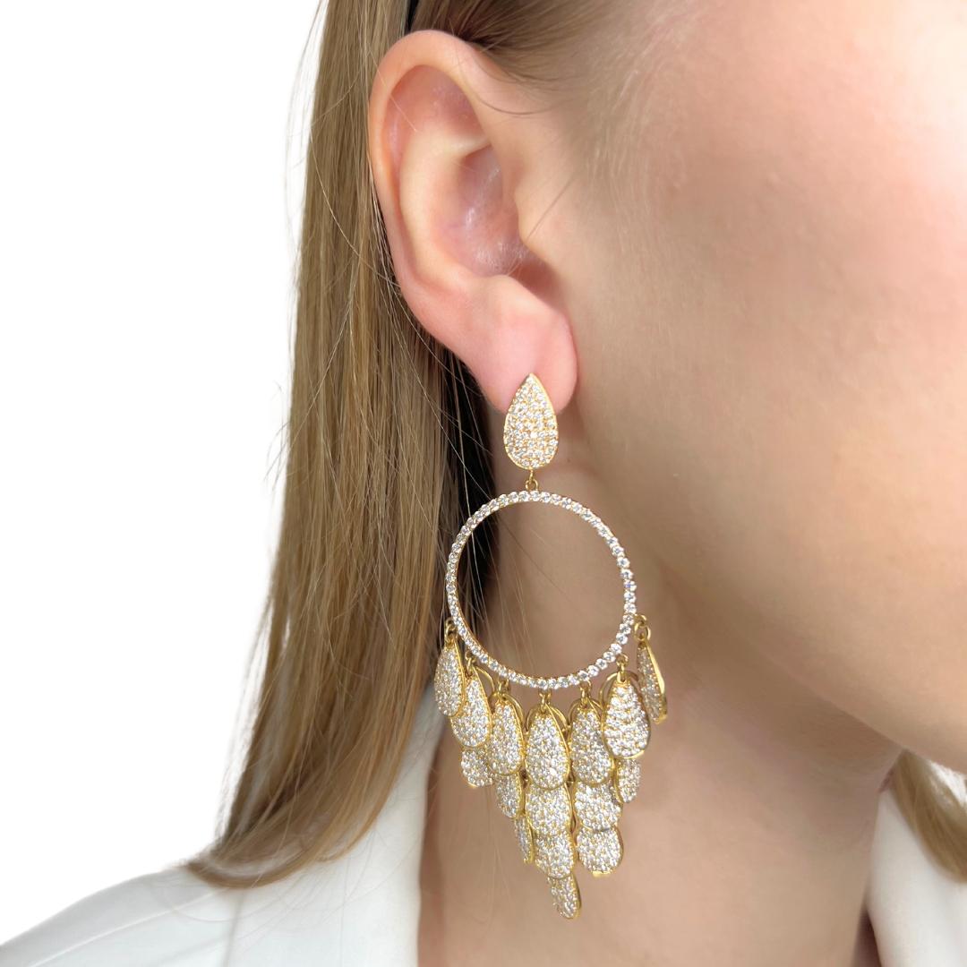 Orecchini a goccia con diamanti da 22,00ct in oro giallo 18k - certificati IGI

Irradia il lusso con questi orecchini a goccia mozzafiato in oro giallo 18k, impreziositi da ben 1210 diamanti rotondi per un totale di 22,00ct. Con un'eccezionale