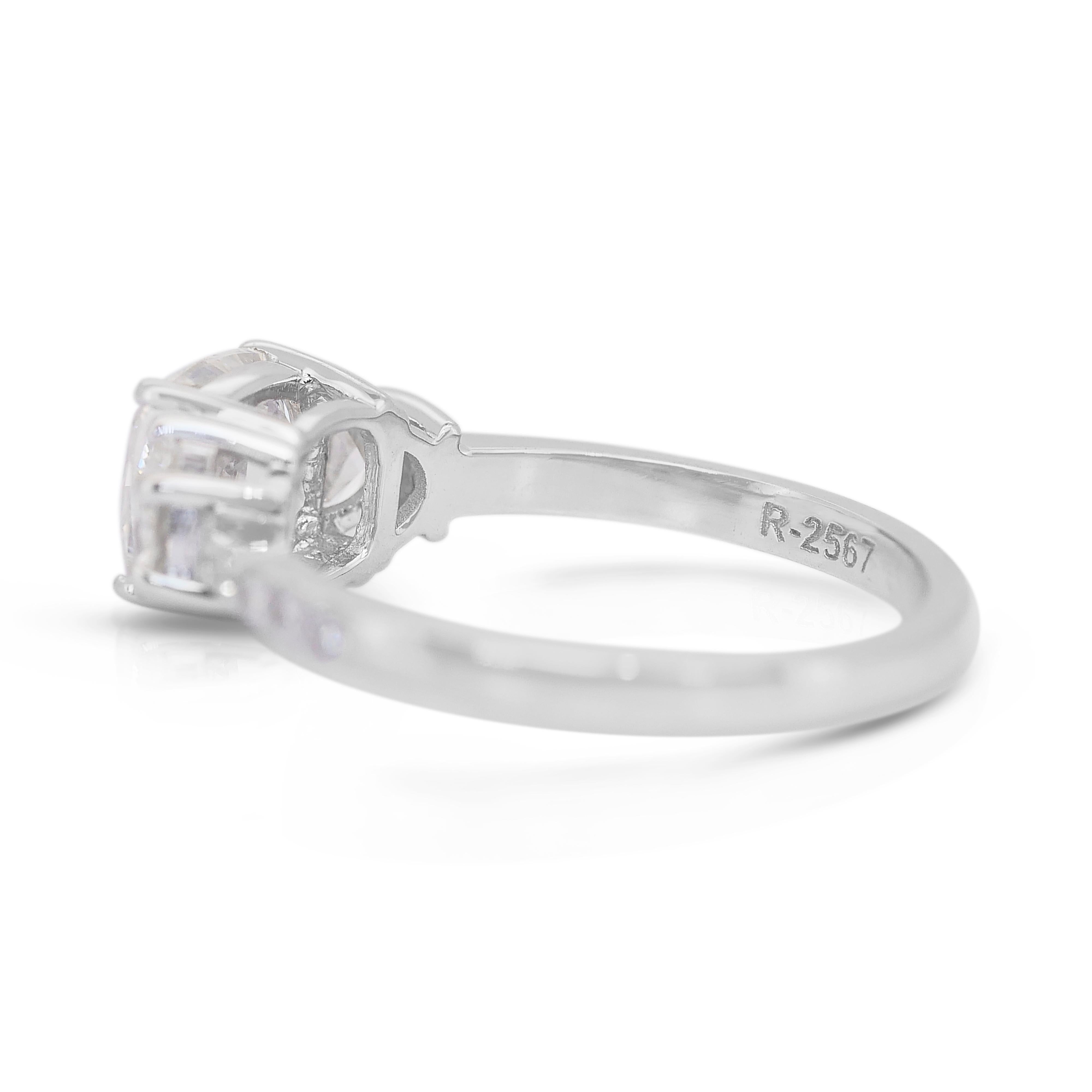 Dazzling 2.20ct Diamonds 3-Stone Ring in 18k White Gold - IGI Certified In New Condition For Sale In רמת גן, IL