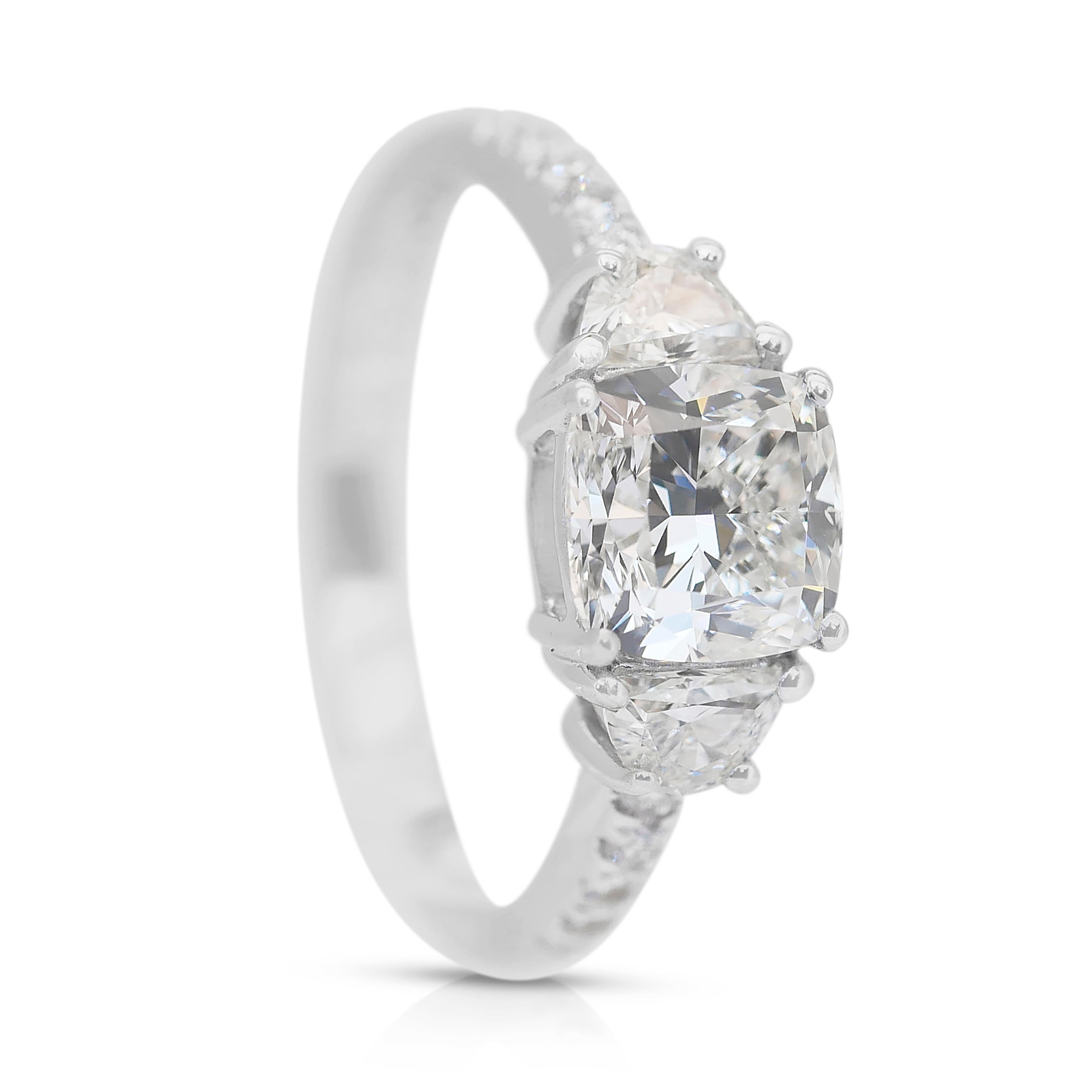 Dazzling 2.20ct Diamonds 3-Stone Ring in 18k White Gold - IGI Certified For Sale 2