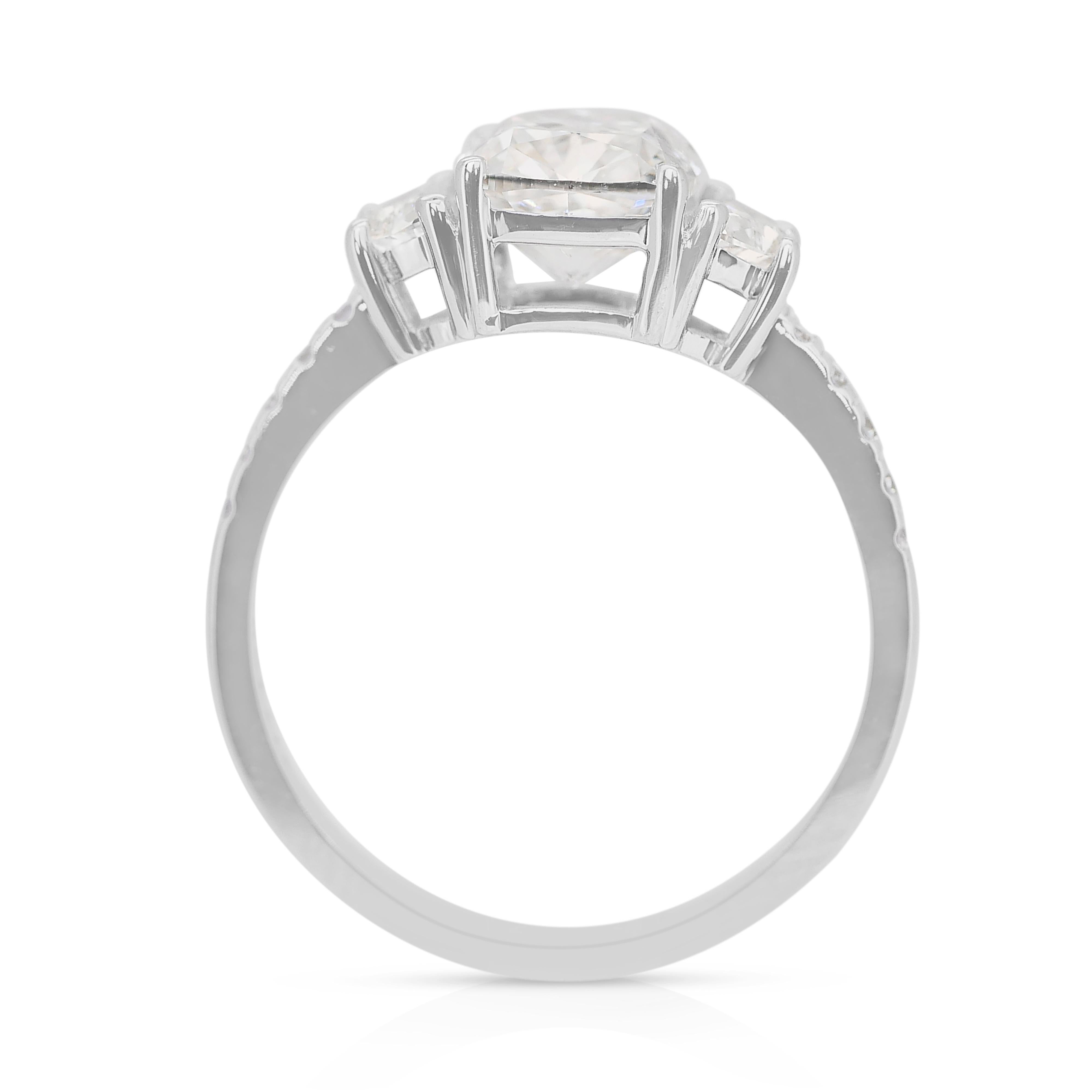 Dazzling 2.20ct Diamonds 3-Stone Ring in 18k White Gold - IGI Certified For Sale 3