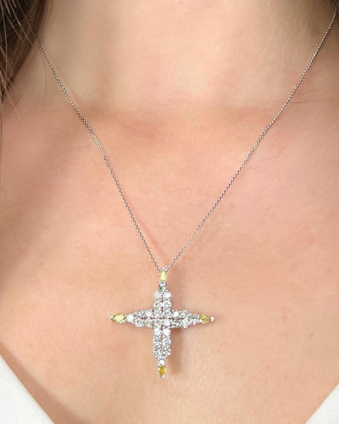 Deslumbrante Collar de Diamantes de 2,21ct con Colgante de Cruz en Oro Blanco de 14k - Certificado IGI

Este llamativo collar de oro blanco de 14 quilates es una luminosa celebración del contraste y el color. Engastada con 26 diamantes redondos que