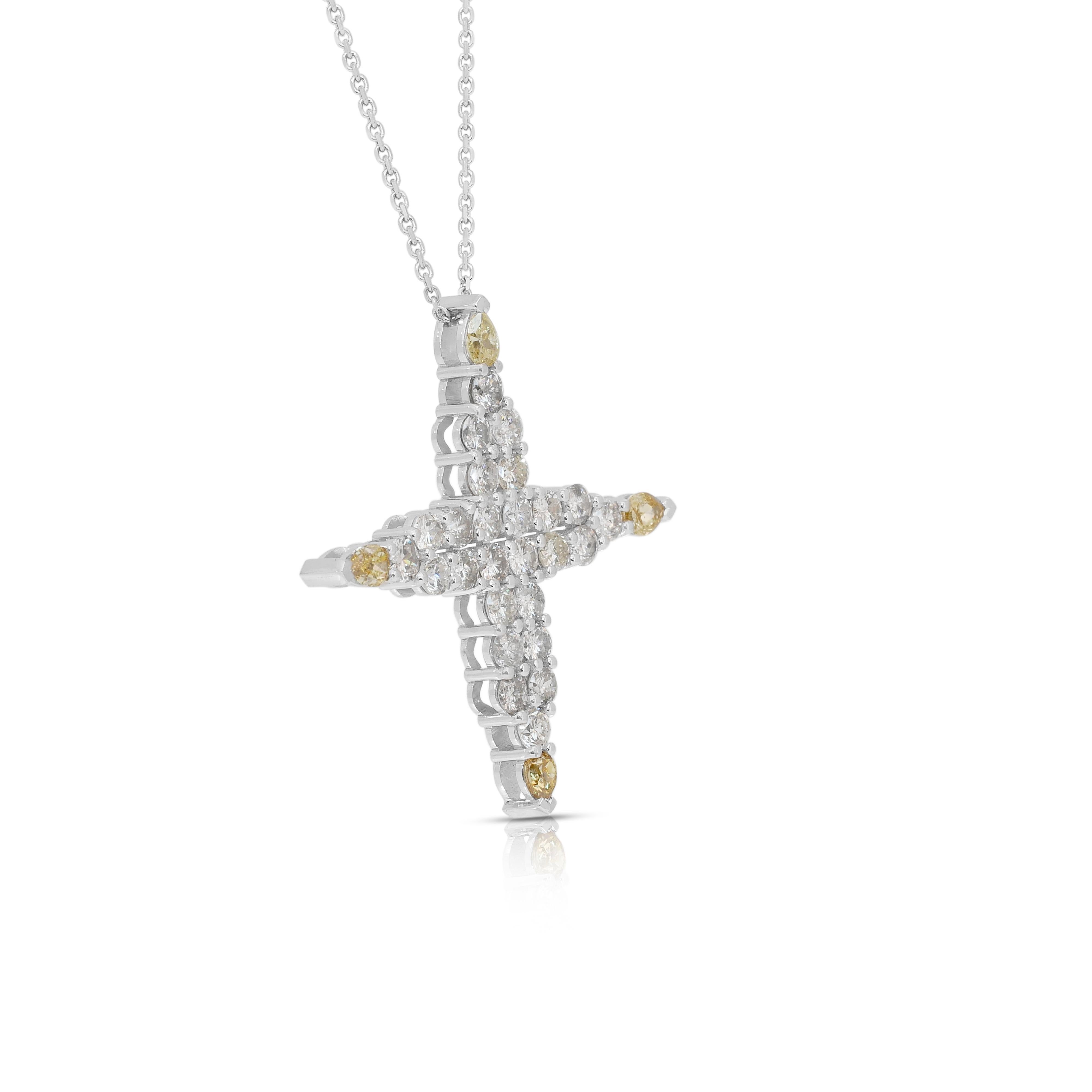 Deslumbrante Collar de Diamantes de 2,21ct con Colgante de Cruz en Oro Blanco de 14k en venta 1