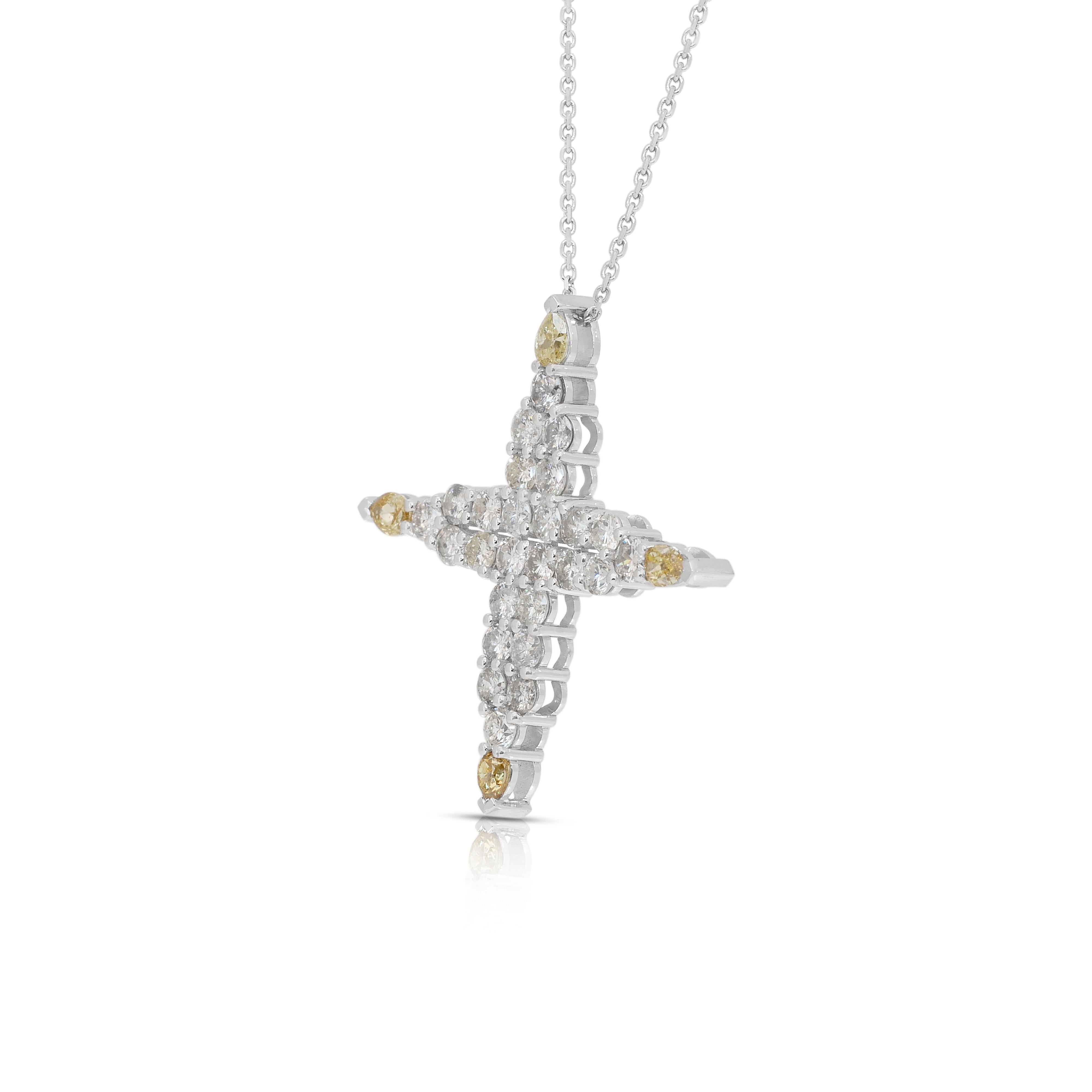 Deslumbrante Collar de Diamantes de 2,21ct con Colgante de Cruz en Oro Blanco de 14k en venta 2