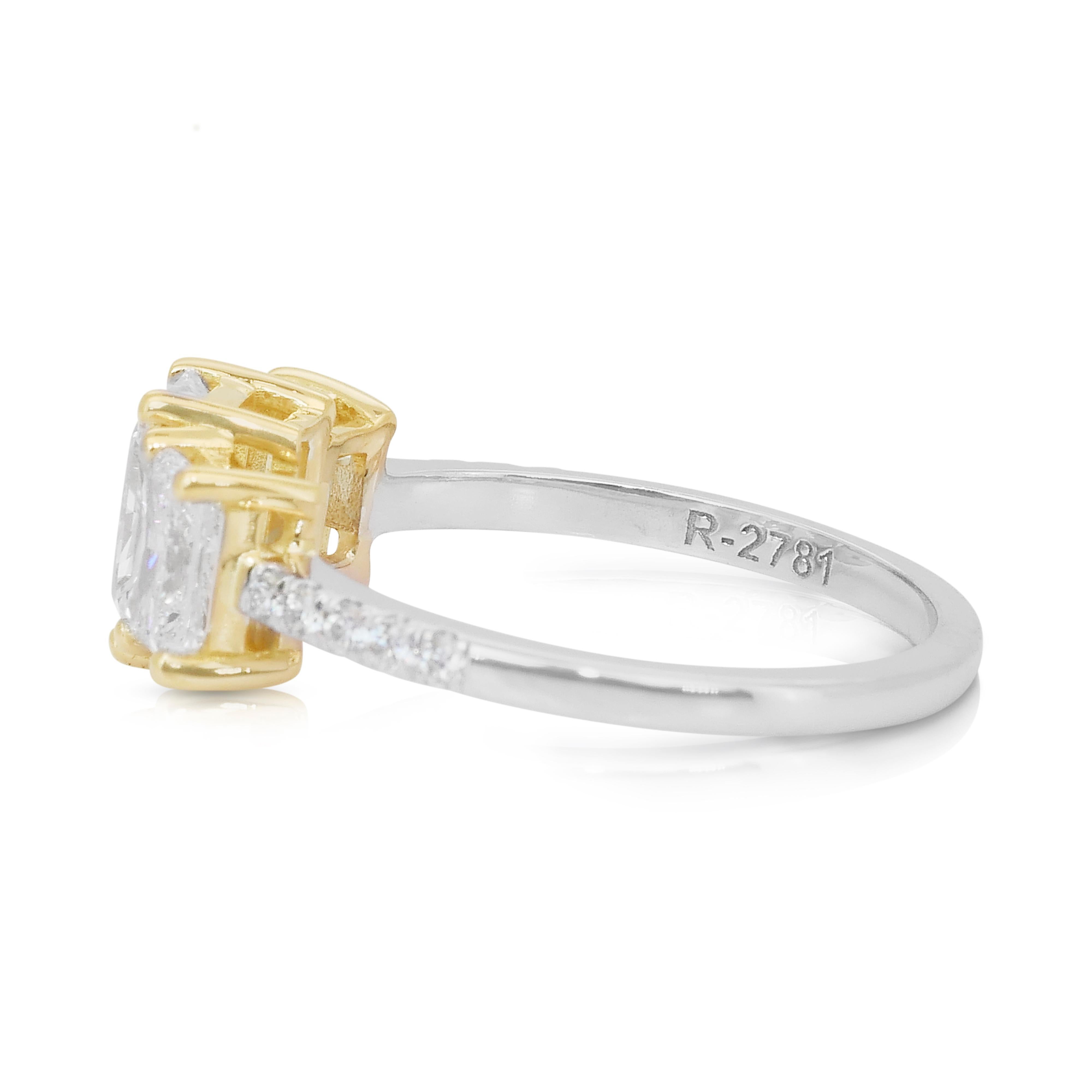 Bague à 3 pierres éblouissante en or blanc et jaune 18 carats avec diamants 2,24 carats Neuf - En vente à רמת גן, IL