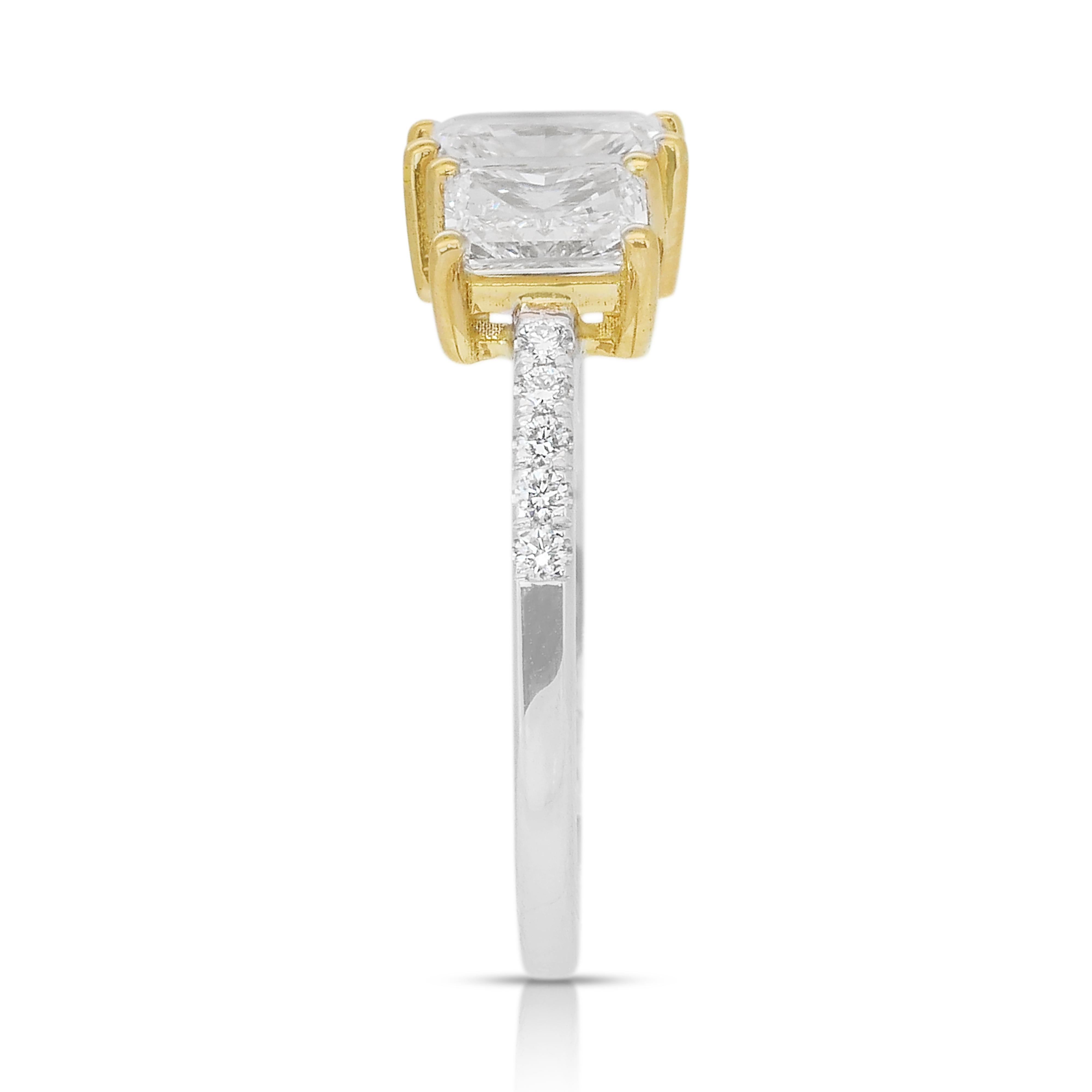 Bague à 3 pierres éblouissante en or blanc et jaune 18 carats avec diamants 2,24 carats en vente 1