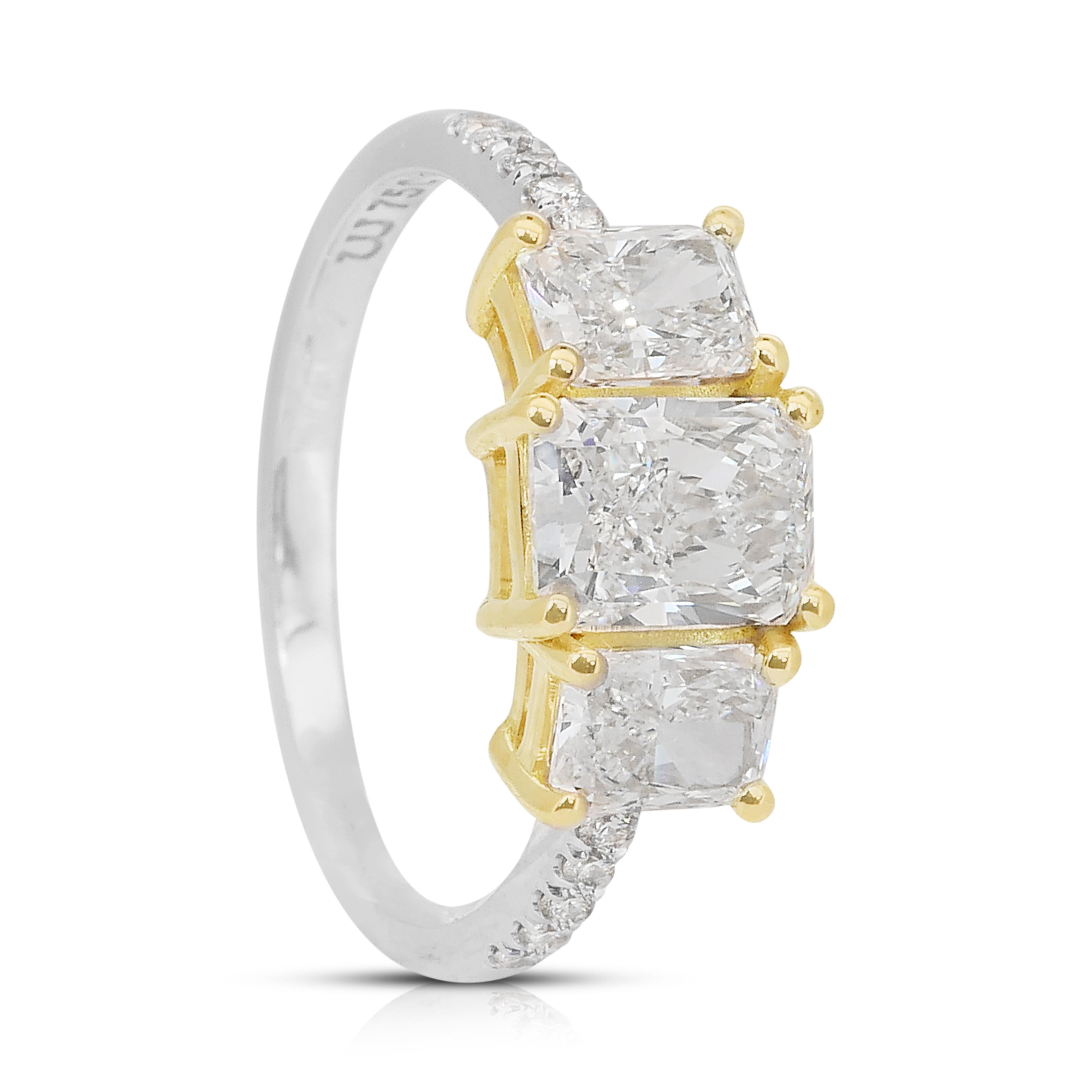 Bague à 3 pierres éblouissante en or blanc et jaune 18 carats avec diamants 2,24 carats en vente 2