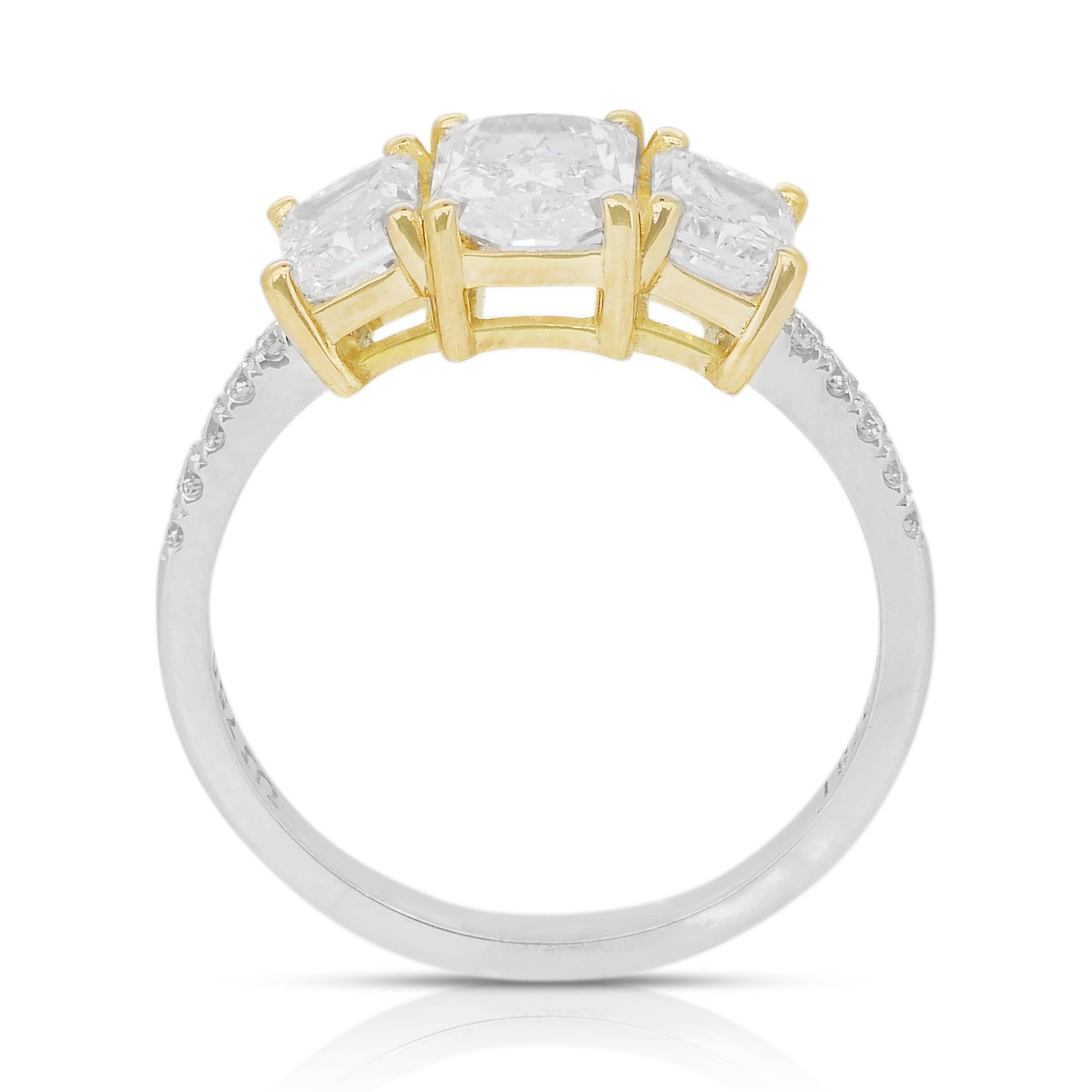 Bague à 3 pierres éblouissante en or blanc et jaune 18 carats avec diamants 2,24 carats en vente 3