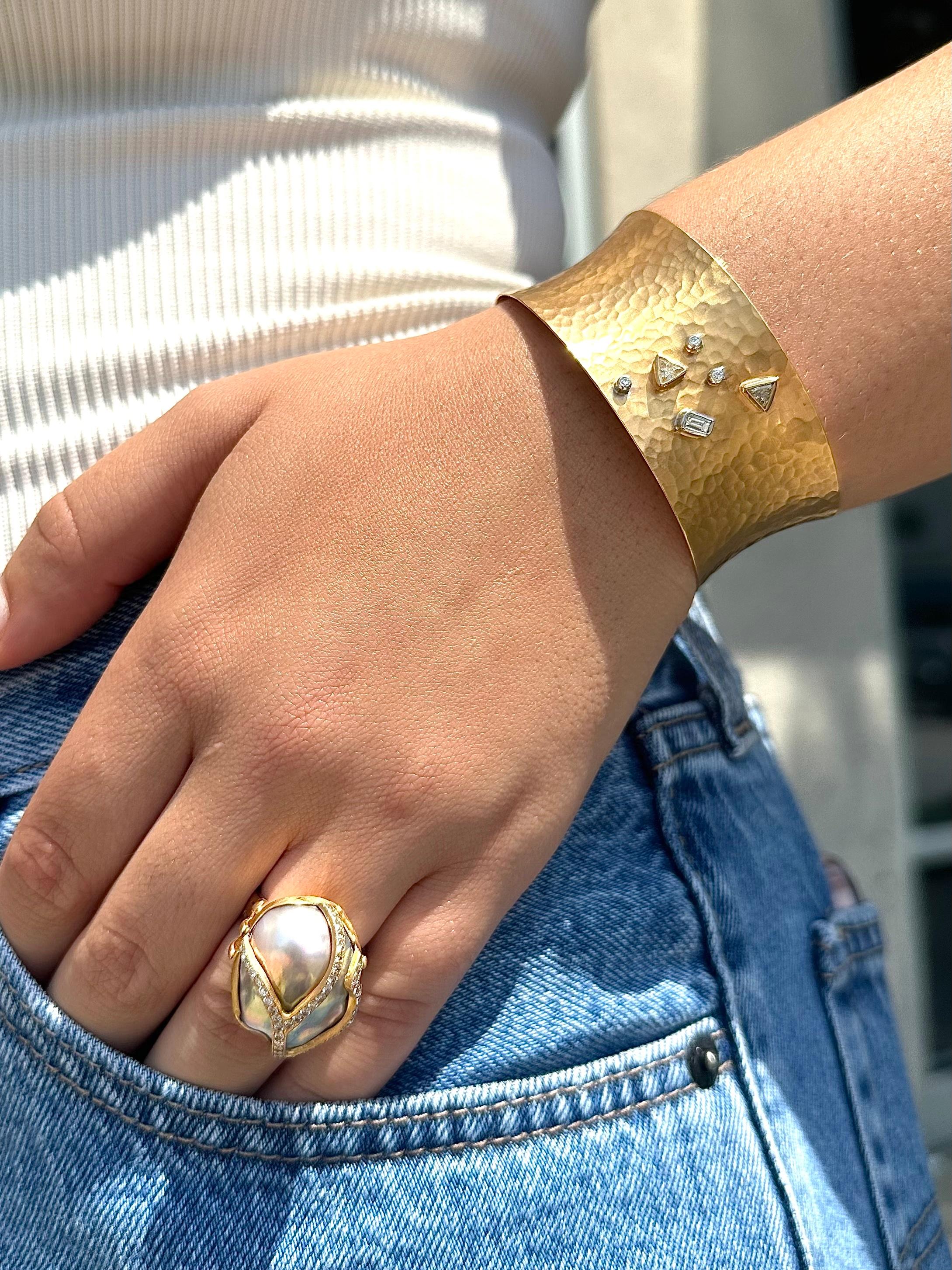 Offenes Manschettenarmband „Aurora“ aus schillerndem 22 Karat Gelbgold und Diamanten von Lika Behar (Trillionschliff) im Angebot