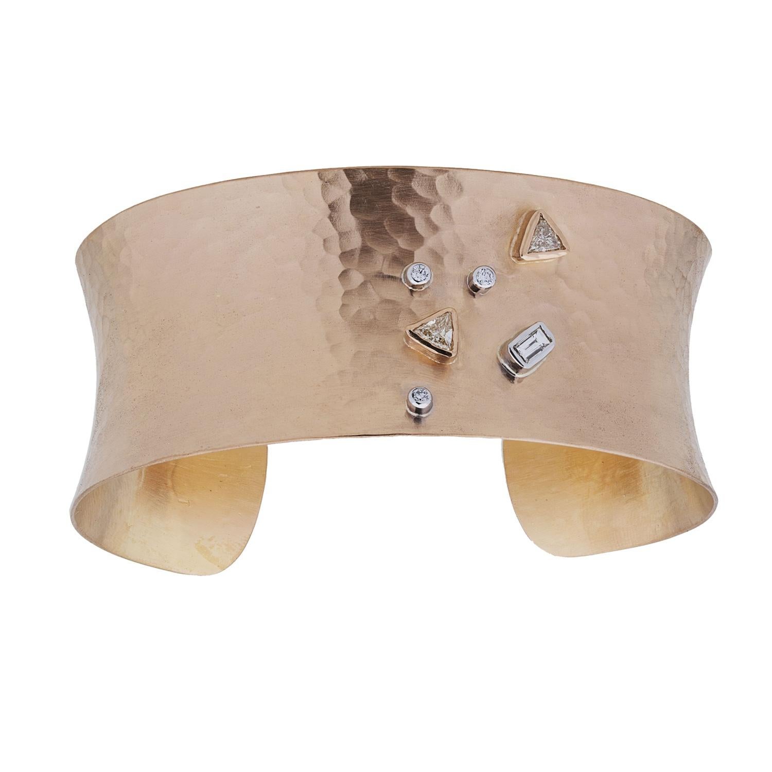 Offenes Manschettenarmband „Aurora“ aus schillerndem 22 Karat Gelbgold und Diamanten von Lika Behar im Zustand „Neu“ im Angebot in Virginia Beach, VA