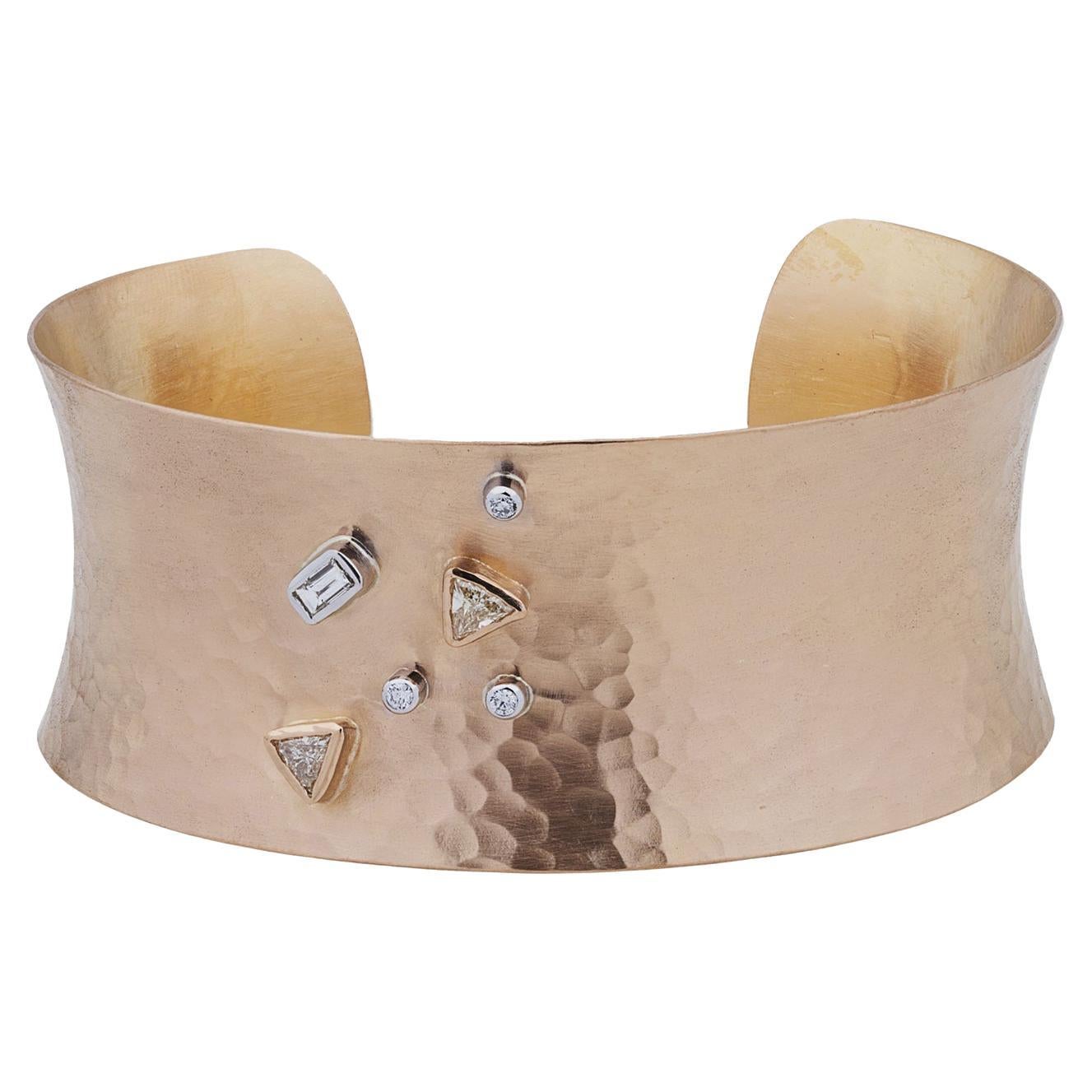 Offenes Manschettenarmband „Aurora“ aus schillerndem 22 Karat Gelbgold und Diamanten von Lika Behar im Angebot