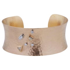 Bracciale aperto "Aurora" in oro giallo 22 carati e diamanti di Lika Behar