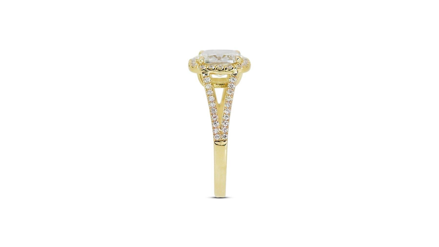 Dazzling 2.31ct Diamonds Halo Ring in 18k Yellow Gold - GIA Certified In New Condition In רמת גן, IL
