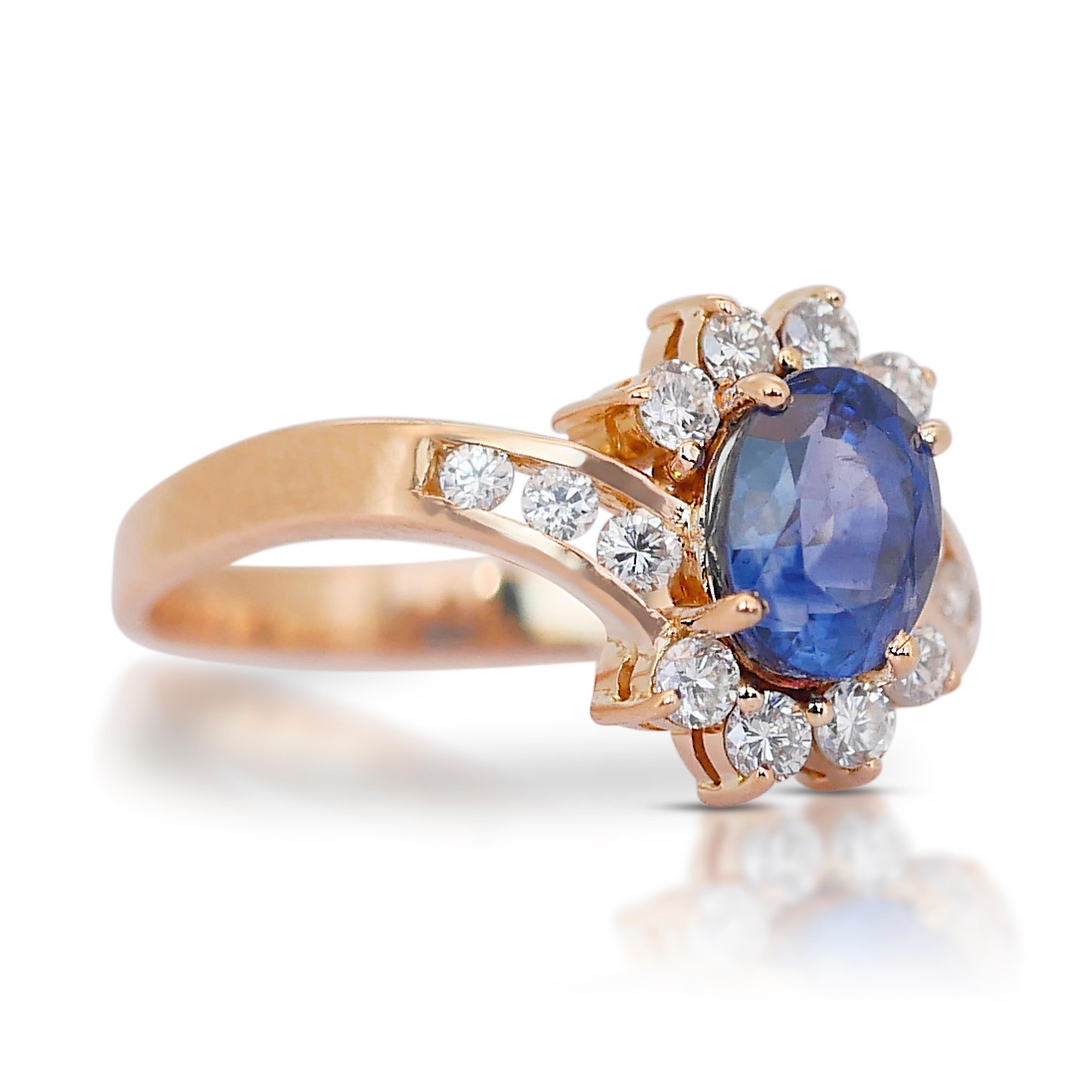 Schillernder 2,35ct Saphir und Diamanten Cluster Ring in 18k Gelbgold - IGI zertifiziert

In diesem eleganten Ring aus 18 Karat Gelbgold steht ein ovaler blauer Saphir von 2,03 Karat im Mittelpunkt, der eine tiefe, satte Farbe ausstrahlt. Der Saphir