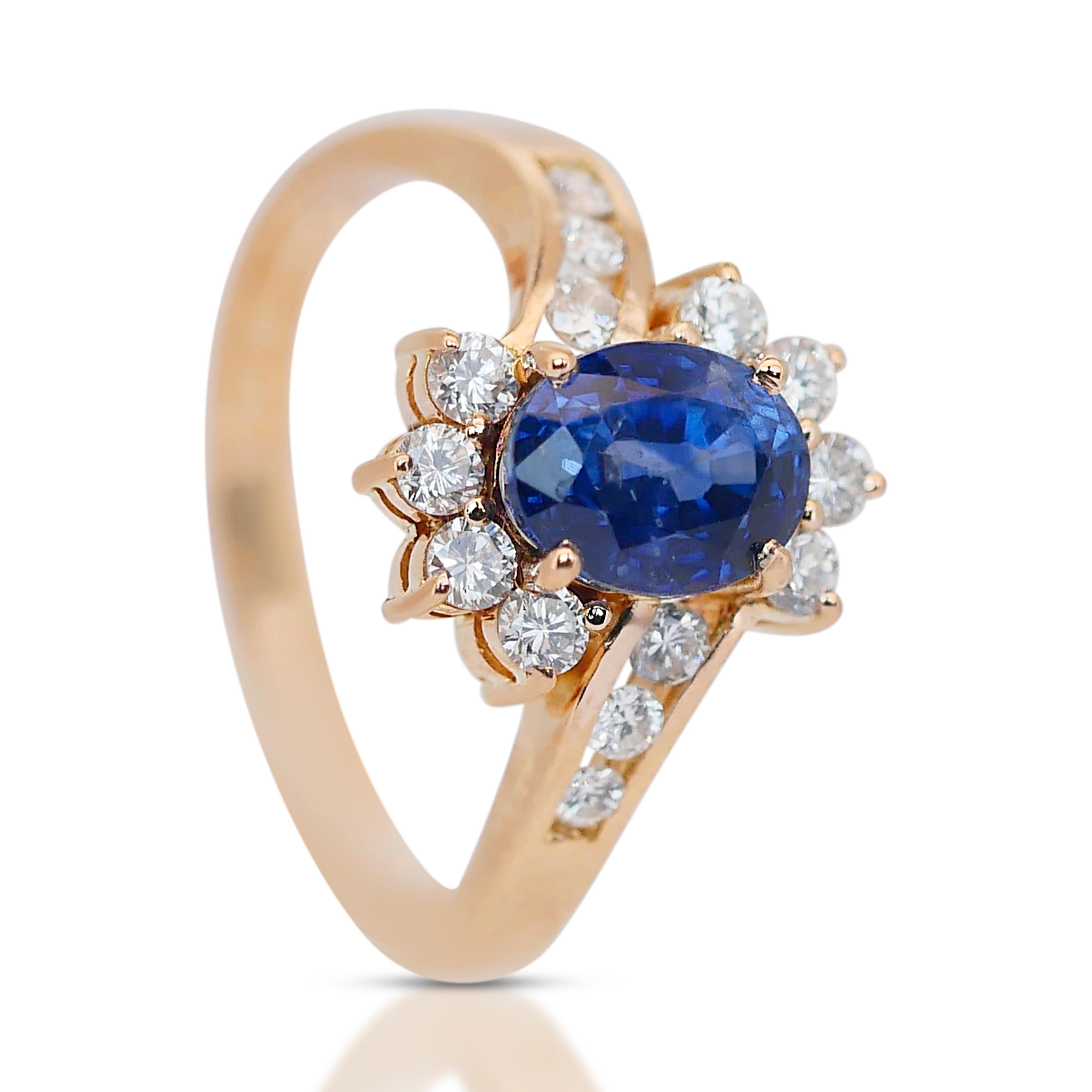 Schillernder 2,35ct Saphir und Diamanten Cluster Ring in 18k Gelbgold - IGI Cert (Ovalschliff) im Angebot