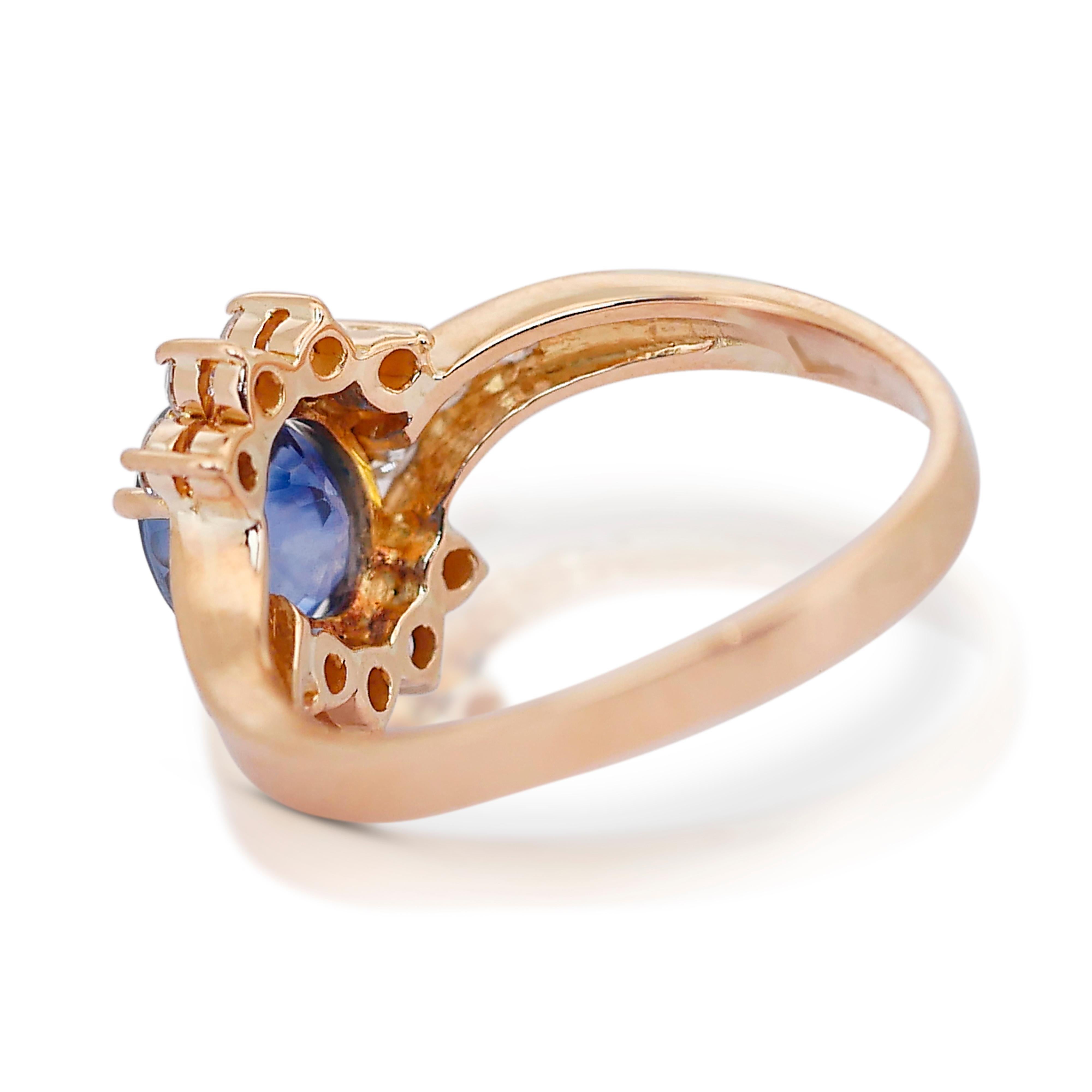 Schillernder 2,35ct Saphir und Diamanten Cluster Ring in 18k Gelbgold - IGI Cert im Zustand „Neu“ im Angebot in רמת גן, IL