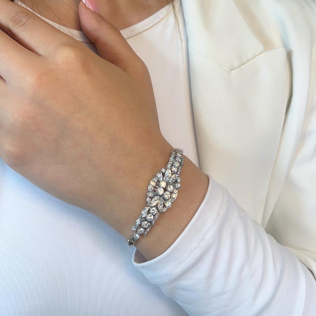 Dazzling 2.40ct Diamonds Bracelet in Platinum - IGI Certified

Crafted in platinum, this exquisite bracelet radiates timeless elegance with 52 dazzling round diamonds, totaling 2.40ct. Weighing 21.47g, this bracelet offers a substantial yet refined