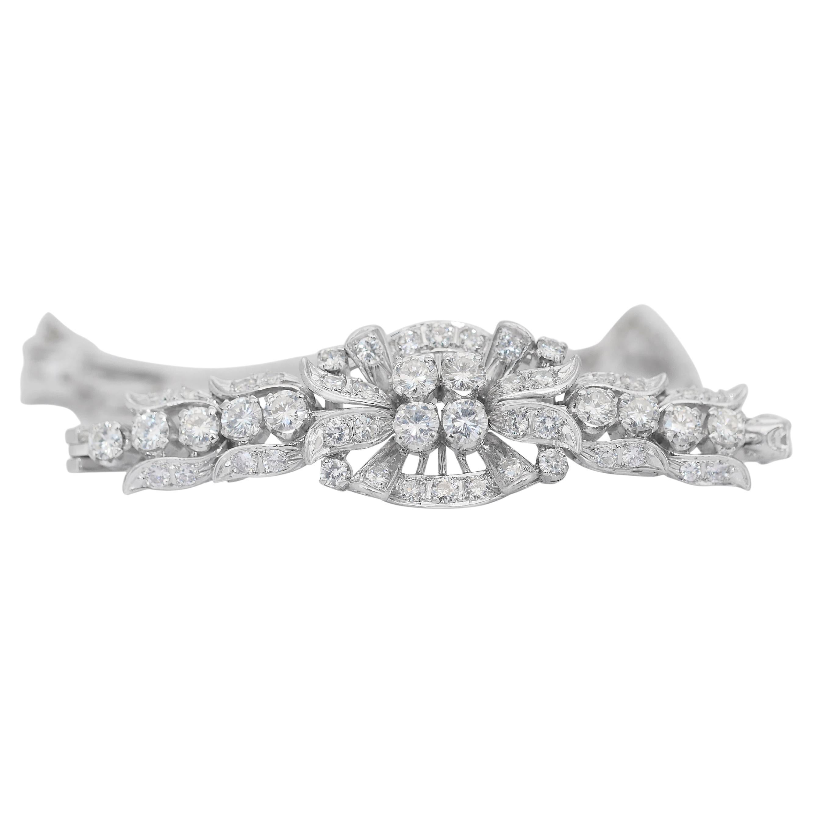 Dazzling 2.40ct Diamonds Bracelet in Platinum - IGI Certified For Sale