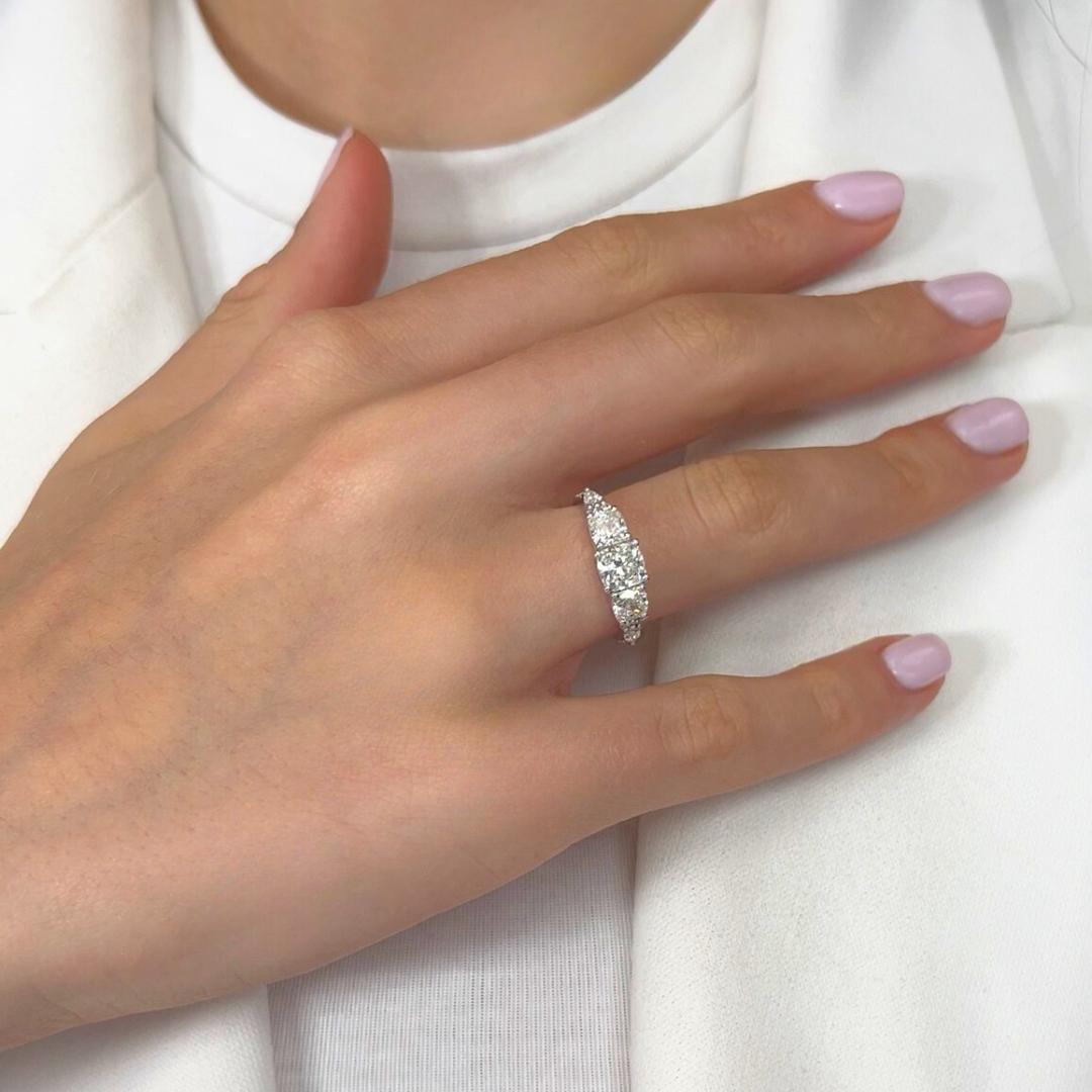 Anello con 2,47 carati di diamanti in oro bianco 18 carati - Certificato IGI

Eleganza da ogni punto di vista, questo anello in oro bianco 18 carati mette in mostra un affascinante diamante da 1,02 carati con taglio a cuscino al centro. Altri due