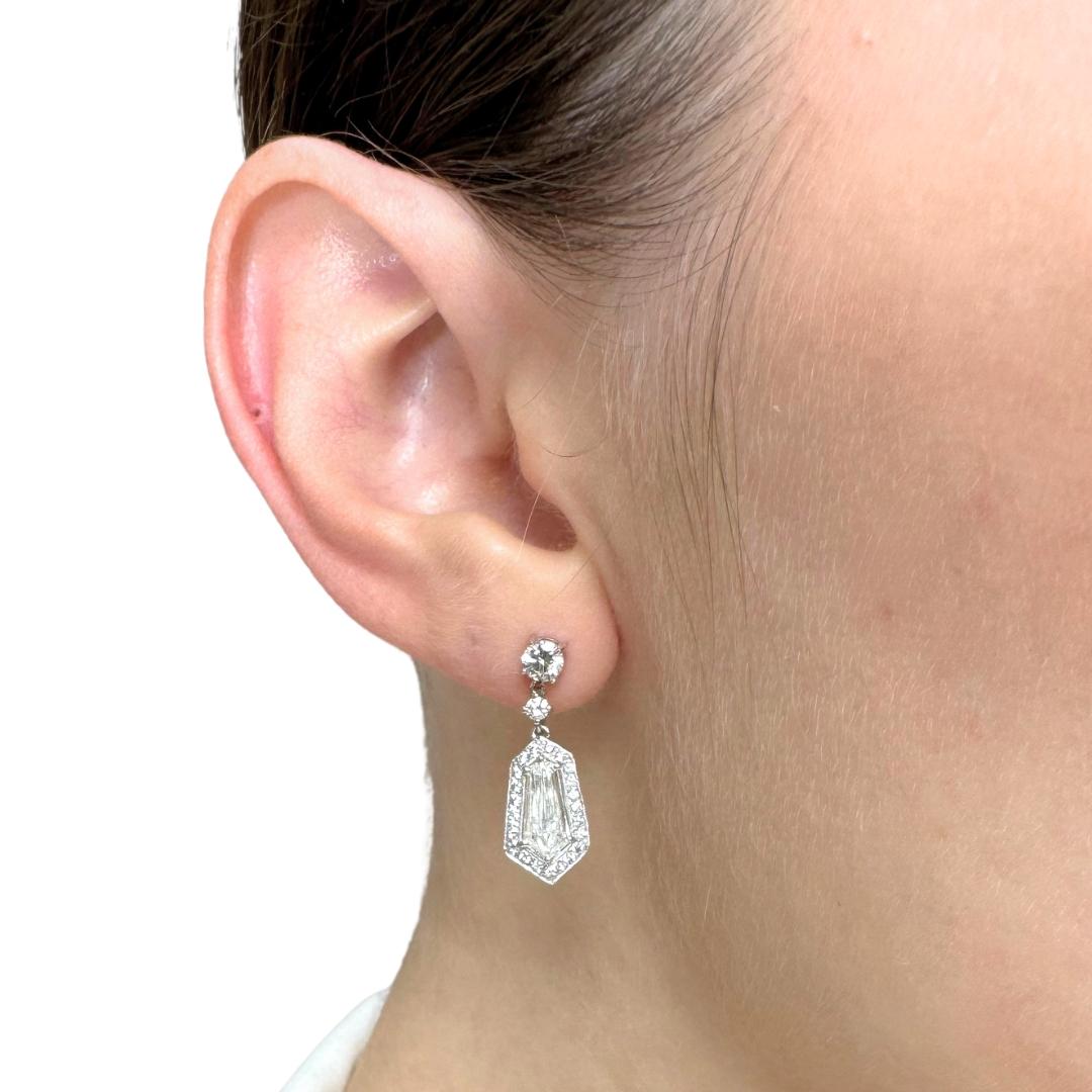 Pendants d'oreilles éblouissants en or blanc 18 carats de 2,48 ct de diamants - certifiés IGI

Elégantes et modernes, ces boucles d'oreilles pendantes en or blanc 18 carats mettent en valeur une paire rare et fascinante de diamants de taille