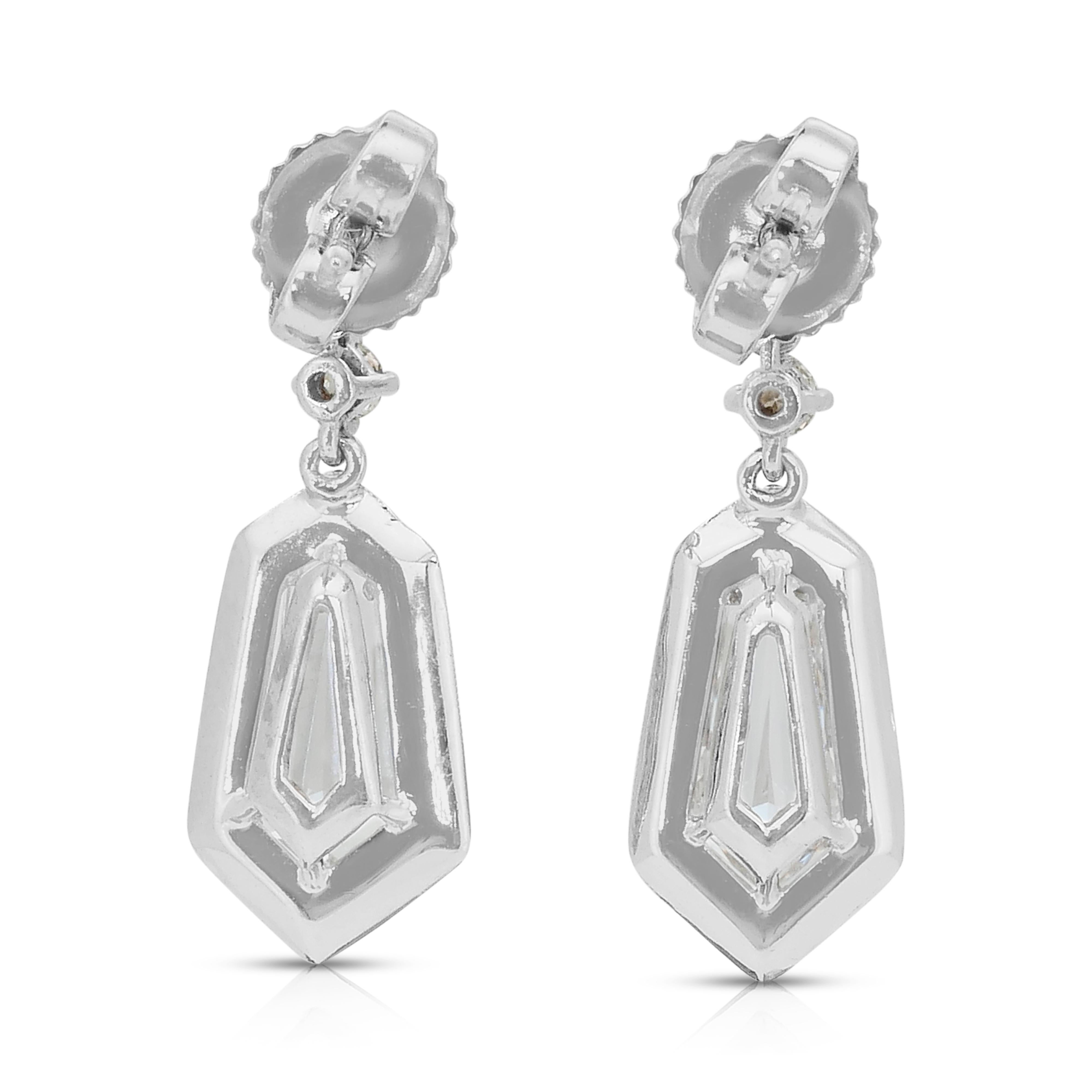 Pendants d'oreilles éblouissants en or blanc 18 carats de 2,48 ct de diamants - certifiés IGI en vente 1