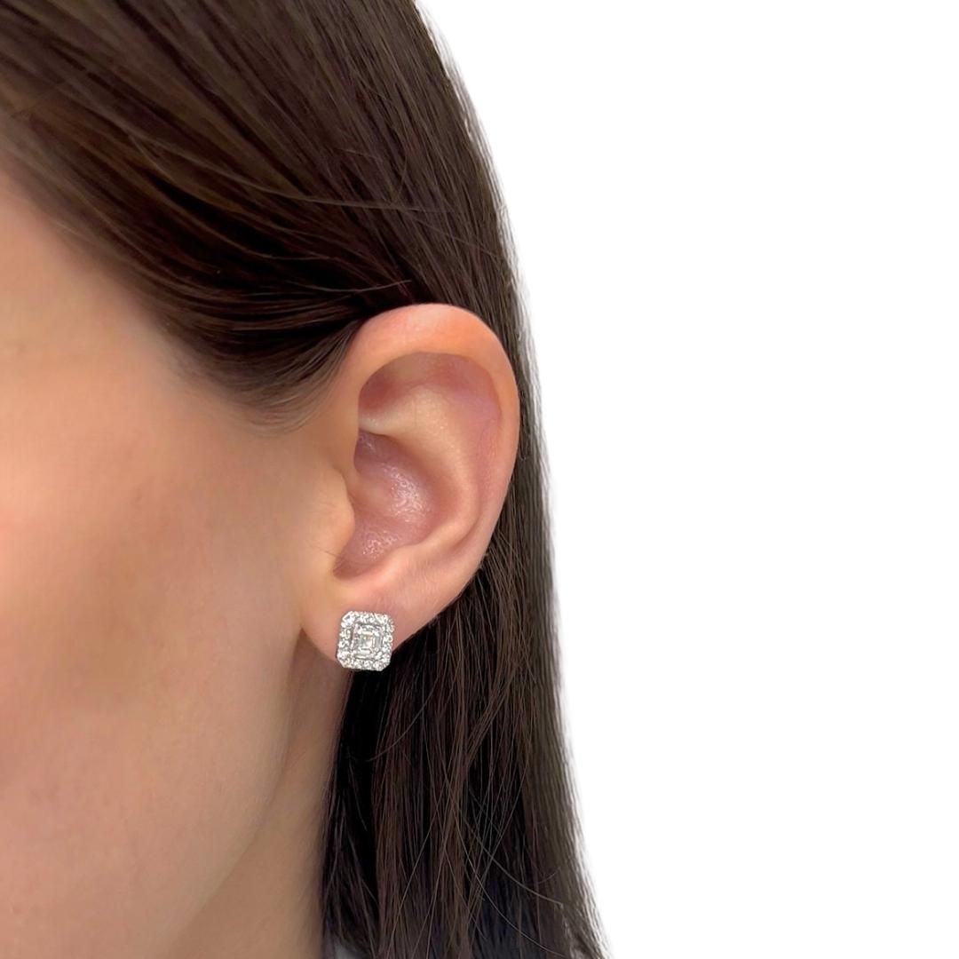 Boucles d'oreilles halo en or blanc 18k avec diamants taille idéale éblouissants de 2.52ct - Certifié GIA

Élevez votre élégance avec ces exquises boucles d'oreilles en or blanc 18 carats, mettant en valeur deux diamants de taille carrée