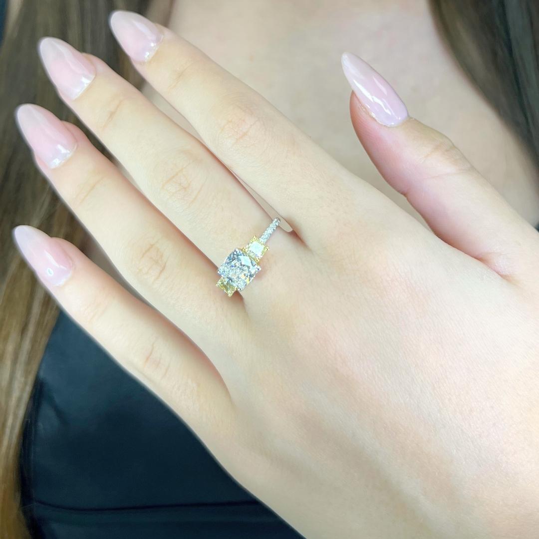 Deslumbrante Anillo de 3 Piedras de Diamantes de 2,57 ct en Oro Blanco de 18k - Certificado GIA

Este anillo de oro blanco de 18 quilates, una llamativa celebración de la elegancia y el contraste de colores, exhibe un impresionante diamante talla