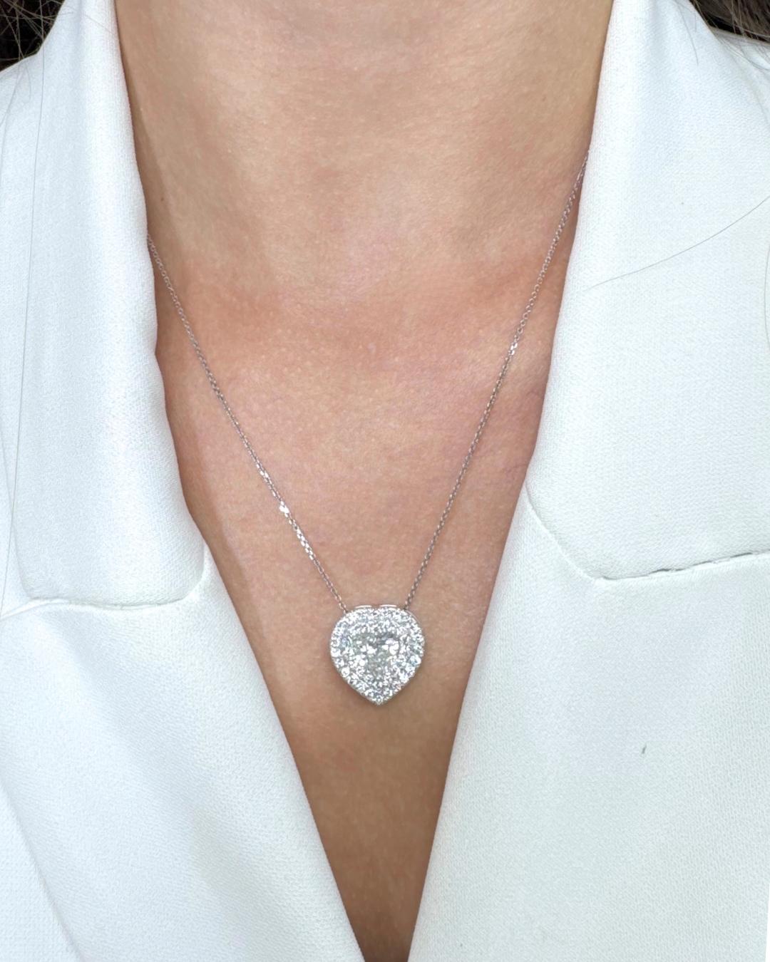 Collana di diamanti da 2,64 carati con doppio pendente a forma di cuore in oro bianco 14k - Certificato IGI

Esprimi il tuo amore con stile abbagliante con questa collana di diamanti a forma di cuore, meticolosamente realizzata in oro bianco 14K. Al