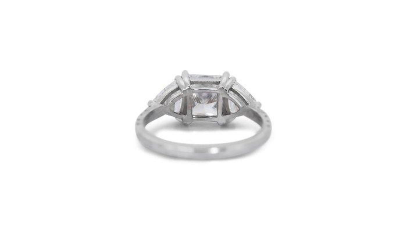 Dazzling 2.71ct Diamond Ring set in gleaming 18K White Gold For Sale 1