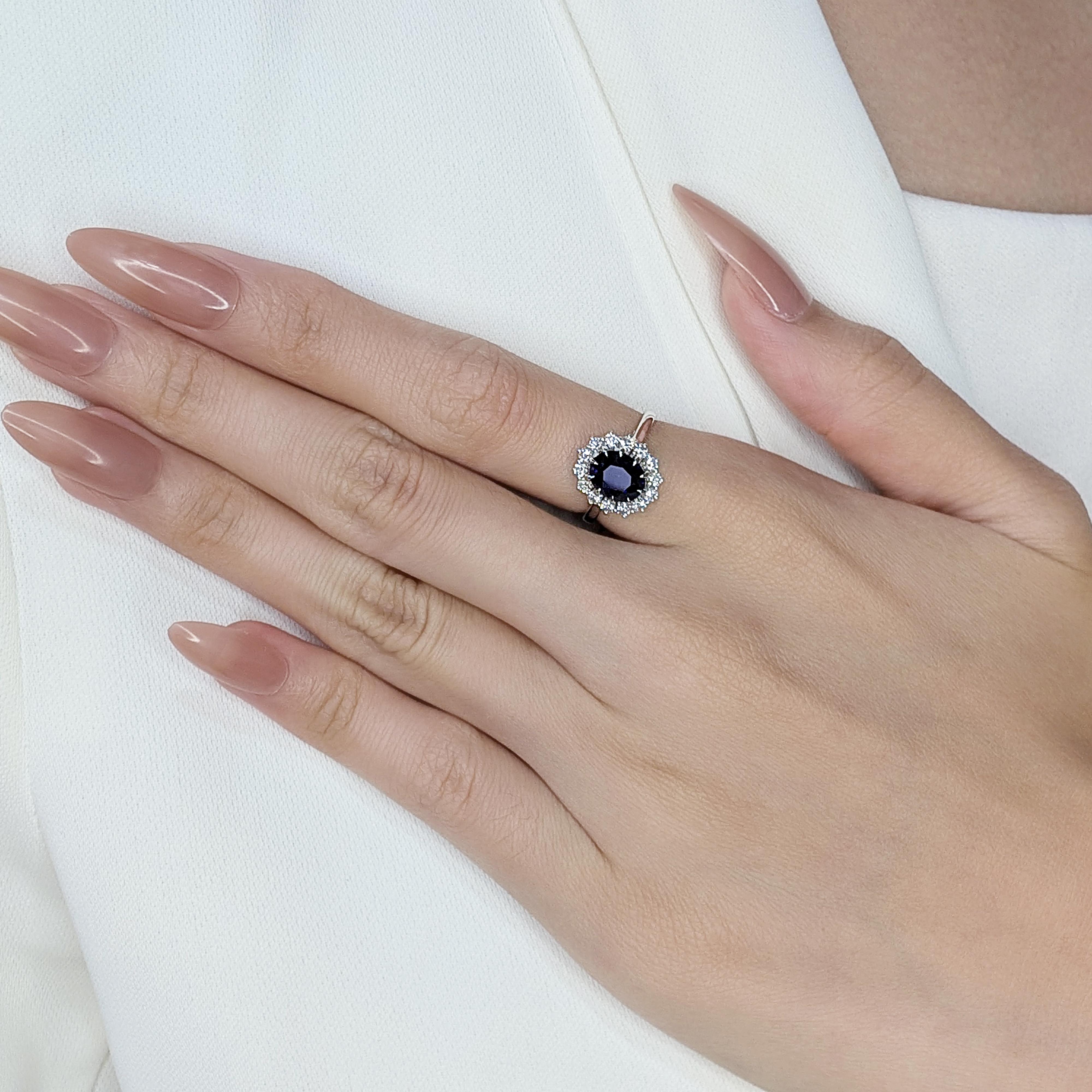 Questo anello usato è un capolavoro mozzafiato, che unisce un'eleganza senza tempo a un'eccezionale maestria. Al centro c'è un magnifico zaffiro ovale non riscaldato di 2,25 carati con una profonda tonalità blu reale, che emana una bellezza e una