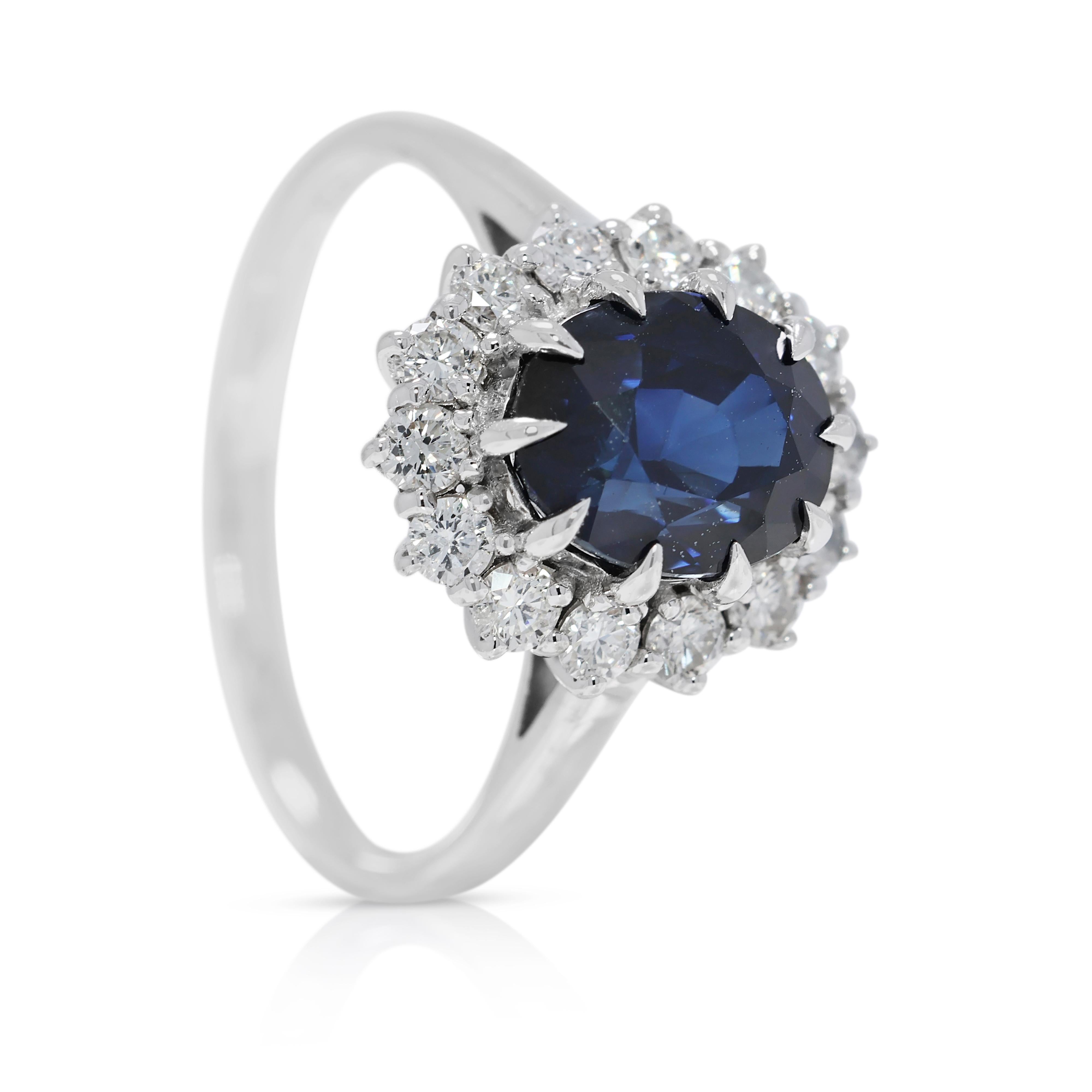 Taglio ovale Anello con zaffiro non riscaldato e diamanti naturali da 2,74 carati in oro bianco 18K in vendita