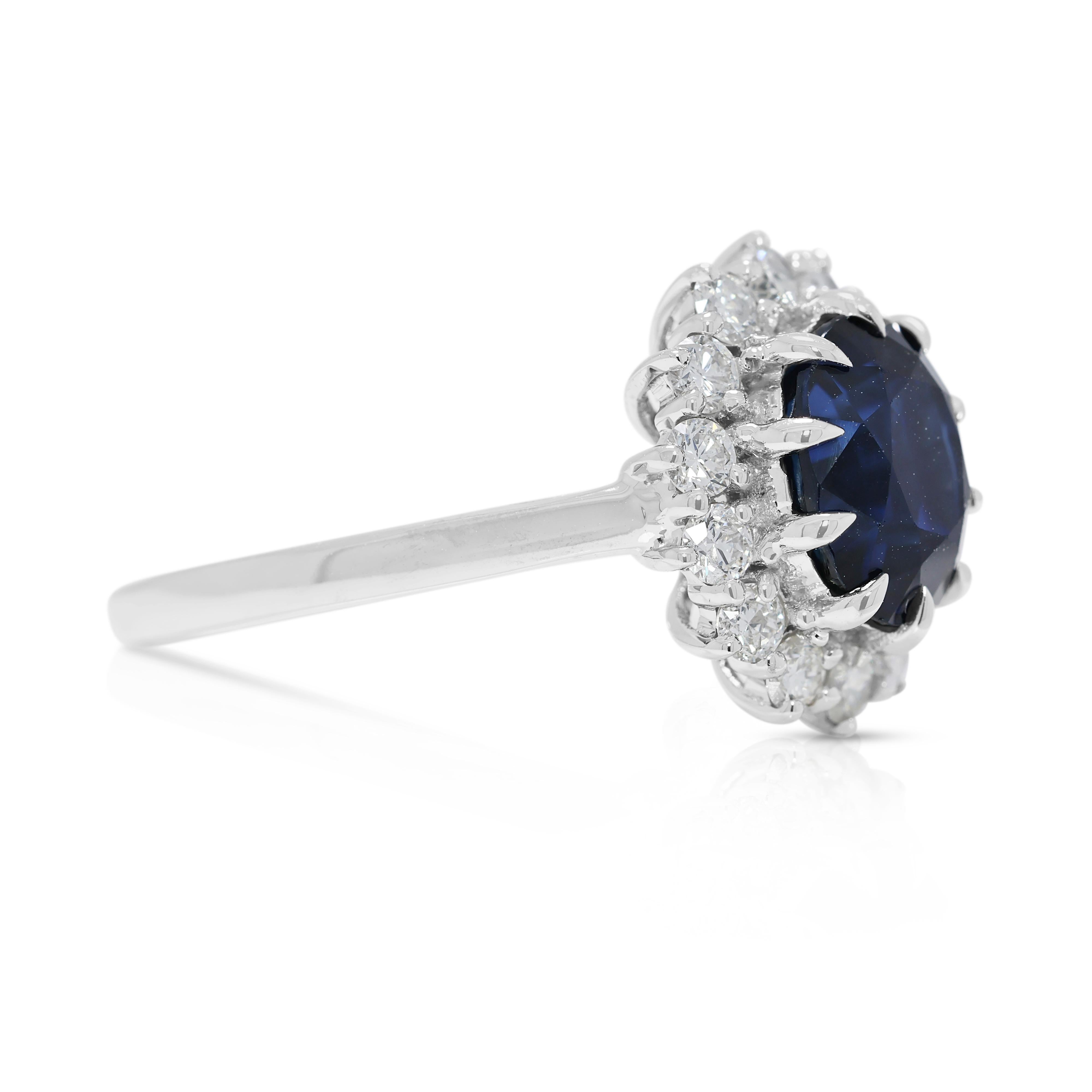 Anello con zaffiro non riscaldato e diamanti naturali da 2,74 carati in oro bianco 18K In condizioni ottime in vendita a רמת גן, IL
