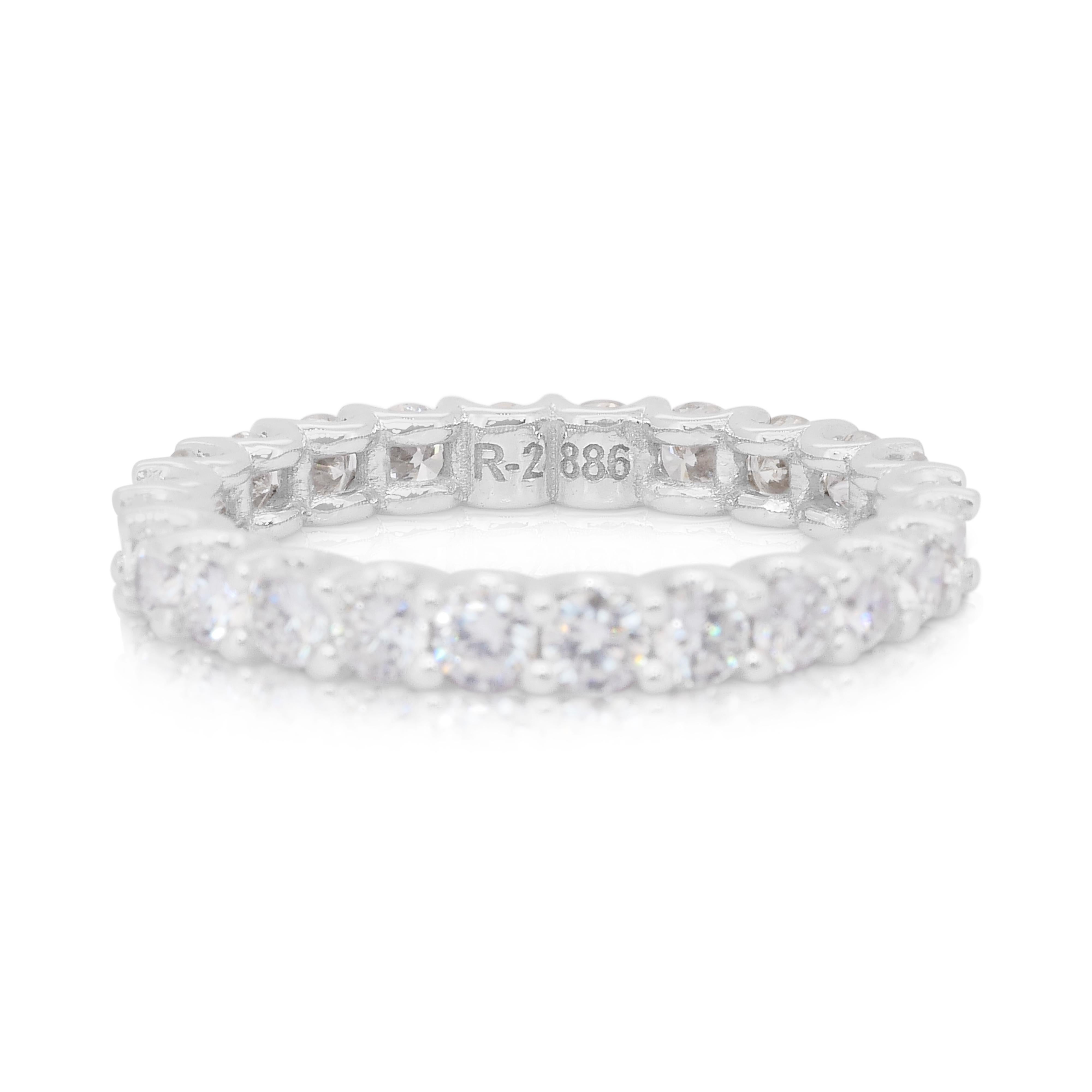 Deslumbrante Anillo de Eternidad de Diamantes de 2,83 ct en Oro Blanco de 14k - Certificado IGI

Celebra el amor que dura para siempre con este impresionante anillo de eternidad de diamantes. Realizado en elegante oro blanco de 14 quilates, presenta