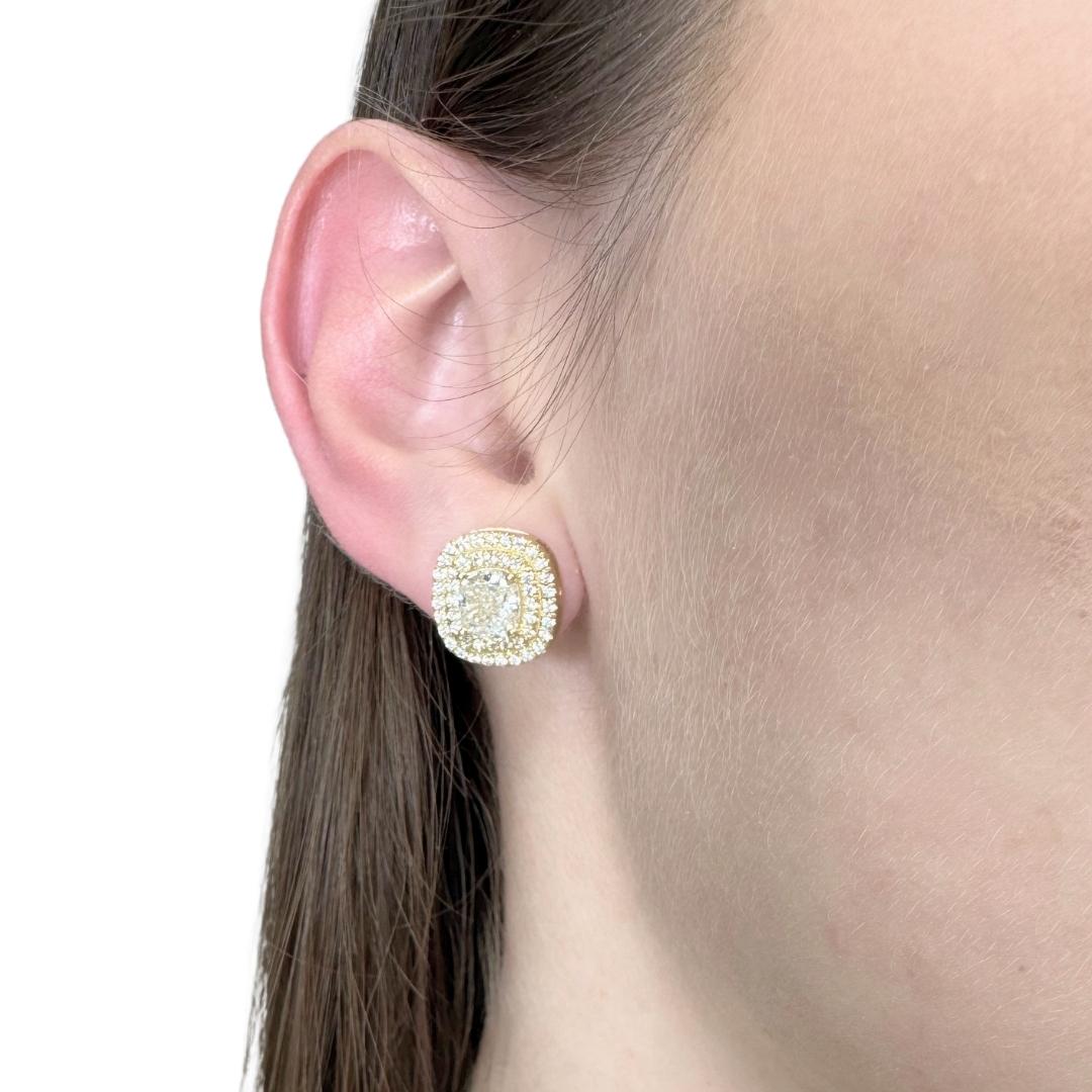 Orecchini con diamanti da 3,03 carati in oro giallo 18 carati - certificati IGI

Questi lussuosi orecchini con diamanti sono una dichiarazione radiosa di eleganza e brillantezza. Incastonato in un ricco oro giallo 18 carati, ogni orecchino presenta