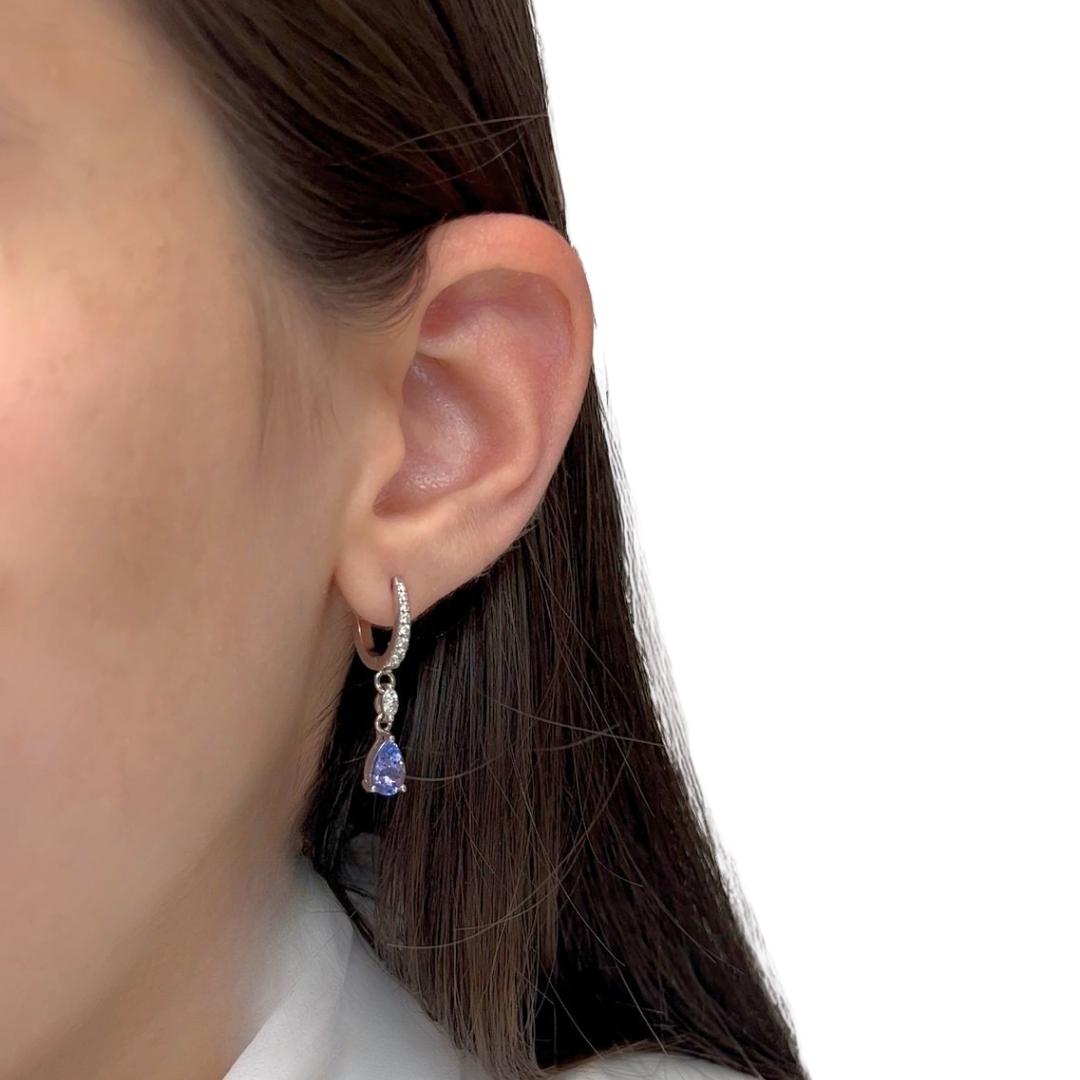 Orecchini pendenti in oro bianco 18 carati con tanzaniti e diamanti da 3,14 carati - certificati IGI

Eleganza con questi orecchini a goccia con tanzanite e diamanti, realizzati in lussuoso oro bianco 18 carati. Due ipnotizzanti tanzaniti a forma di
