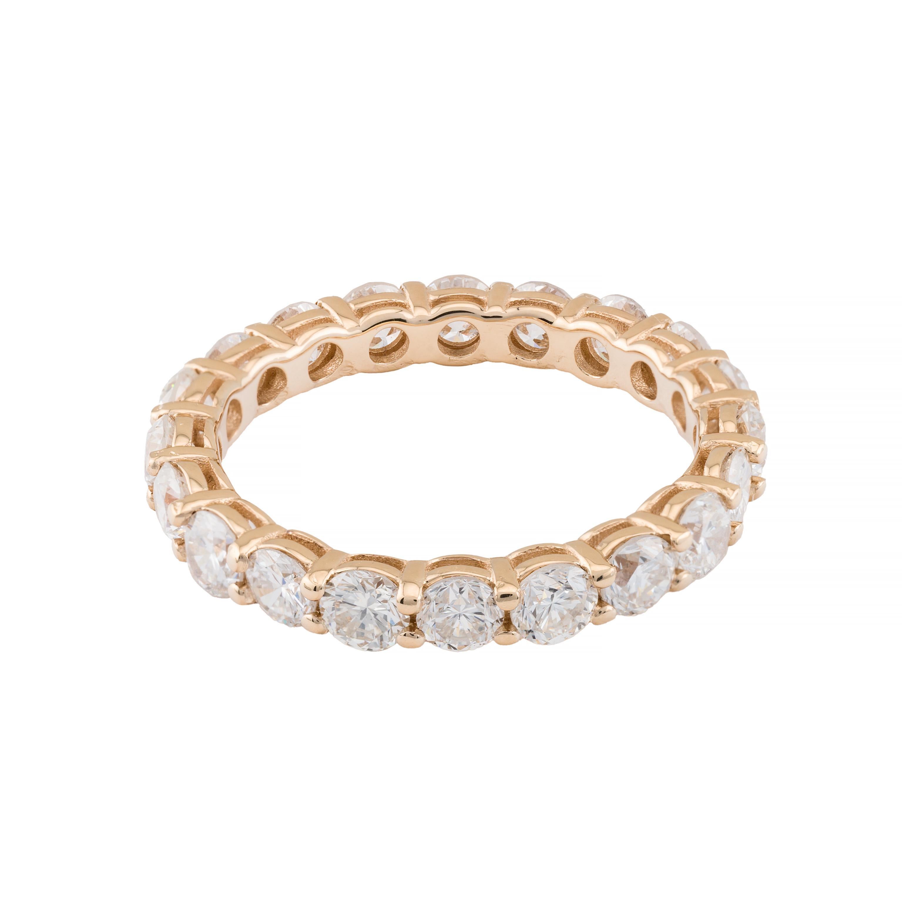 Aston Estate Jewelry présente

Une captivante bague d'éternité en diamant, en élégant or jaune 14 carats. Serti de diamants de taille brillant, totalisant 3,30 carats, de couleur H et de pureté SI1.

La bande est ornée d'une rangée continue de