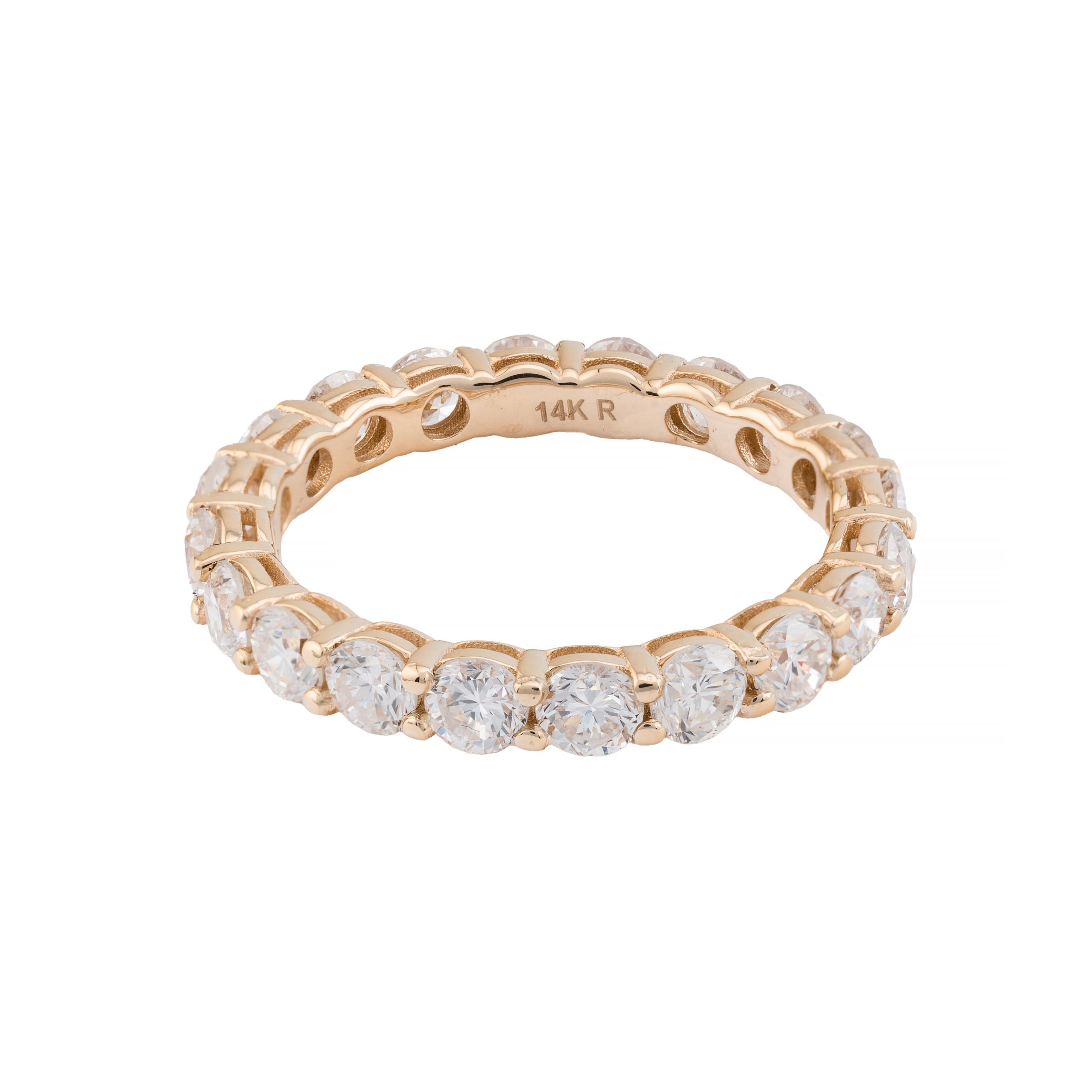 Taille brillant Bague d'éternité éblouissante en or jaune 14 carats avec diamants de 3,30 carats en vente