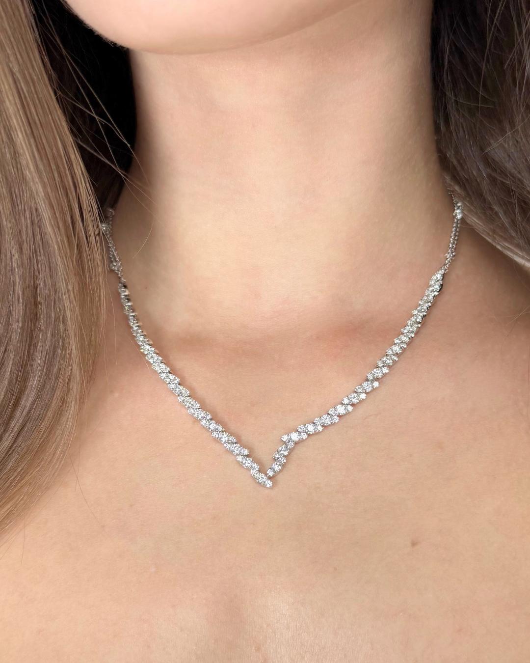 Collana di diamanti da 3,38 carati in oro bianco 18 carati - Certificato IGI

Questa splendida collana di diamanti in oro bianco 18 carati emana una raffinatezza senza tempo e una brillantezza raffinata. Impreziosito da 70 diamanti a taglio rotondo