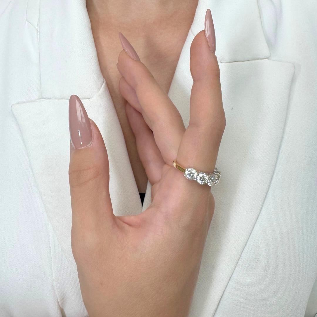 Éblouissante bague à 7 pierres en or blanc et jaune 18 carats de 3,63 ct de diamants - certifiée IGI en vente 5