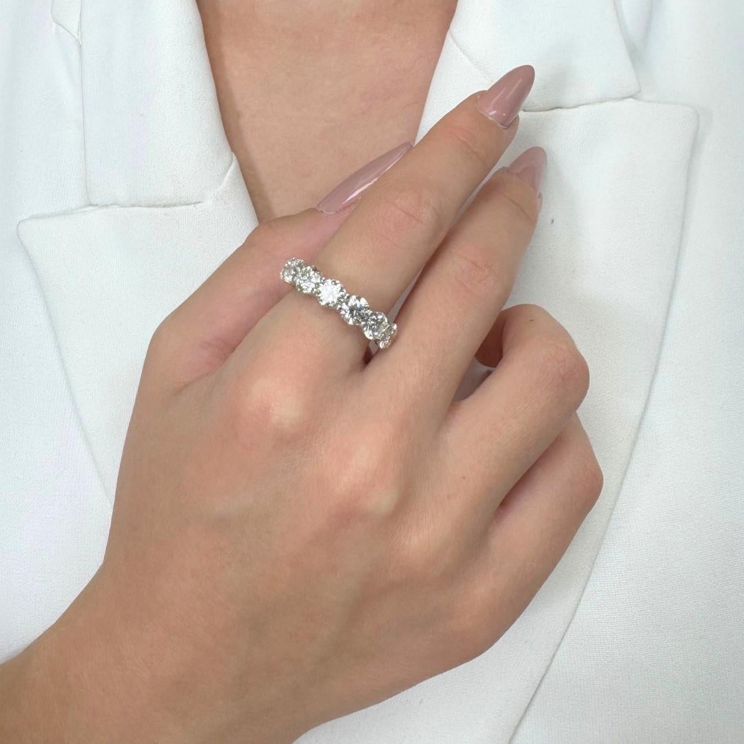 Éblouissante bague à 7 pierres en or blanc et jaune 18 carats de 3,63 ct de diamants - certifiée IGI

Cette élégante bague en diamant bicolore met en valeur sept exquis diamants ronds de taille brillant totalisant 3,63 ct. Serti dans un mélange