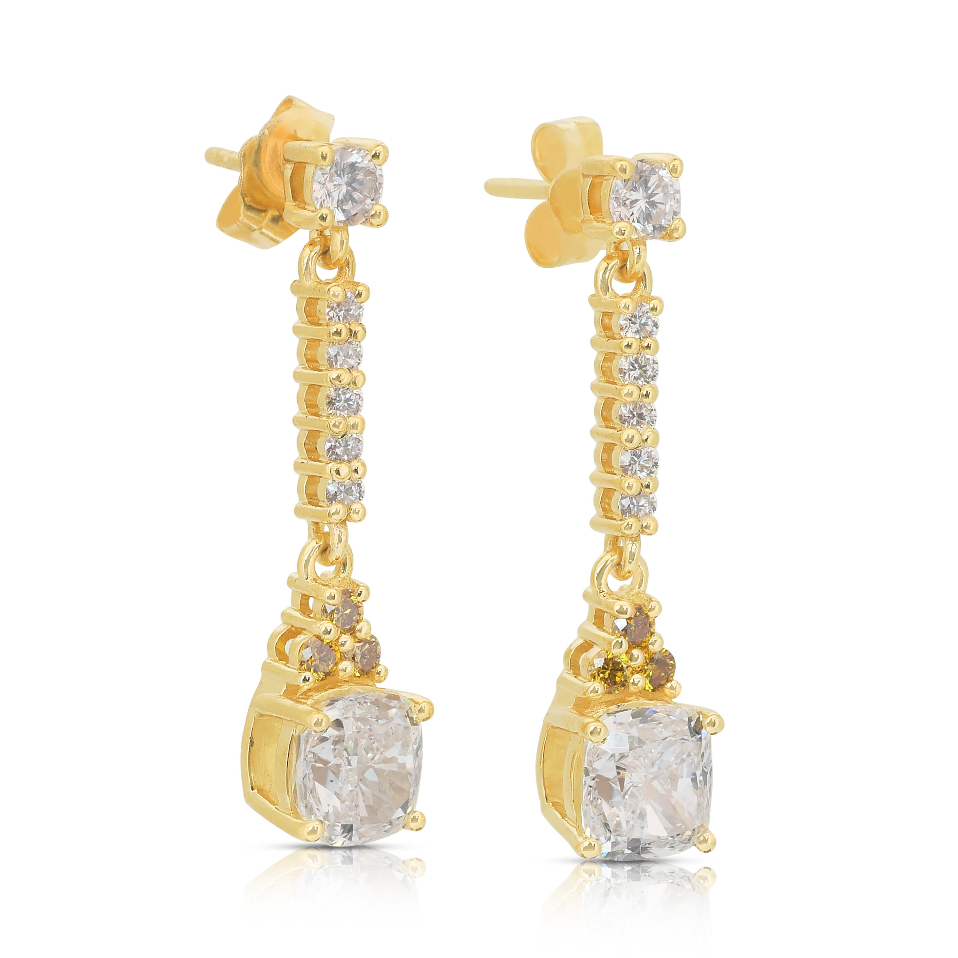 Orecchini pendenti con diamanti da 3,74 carati in oro giallo 18 carati - certificati IGI

Questi squisiti orecchini a goccia in oro giallo 18 carati, che emanano eleganza e raffinatezza, presentano due splendidi diamanti con taglio a cuscino per un