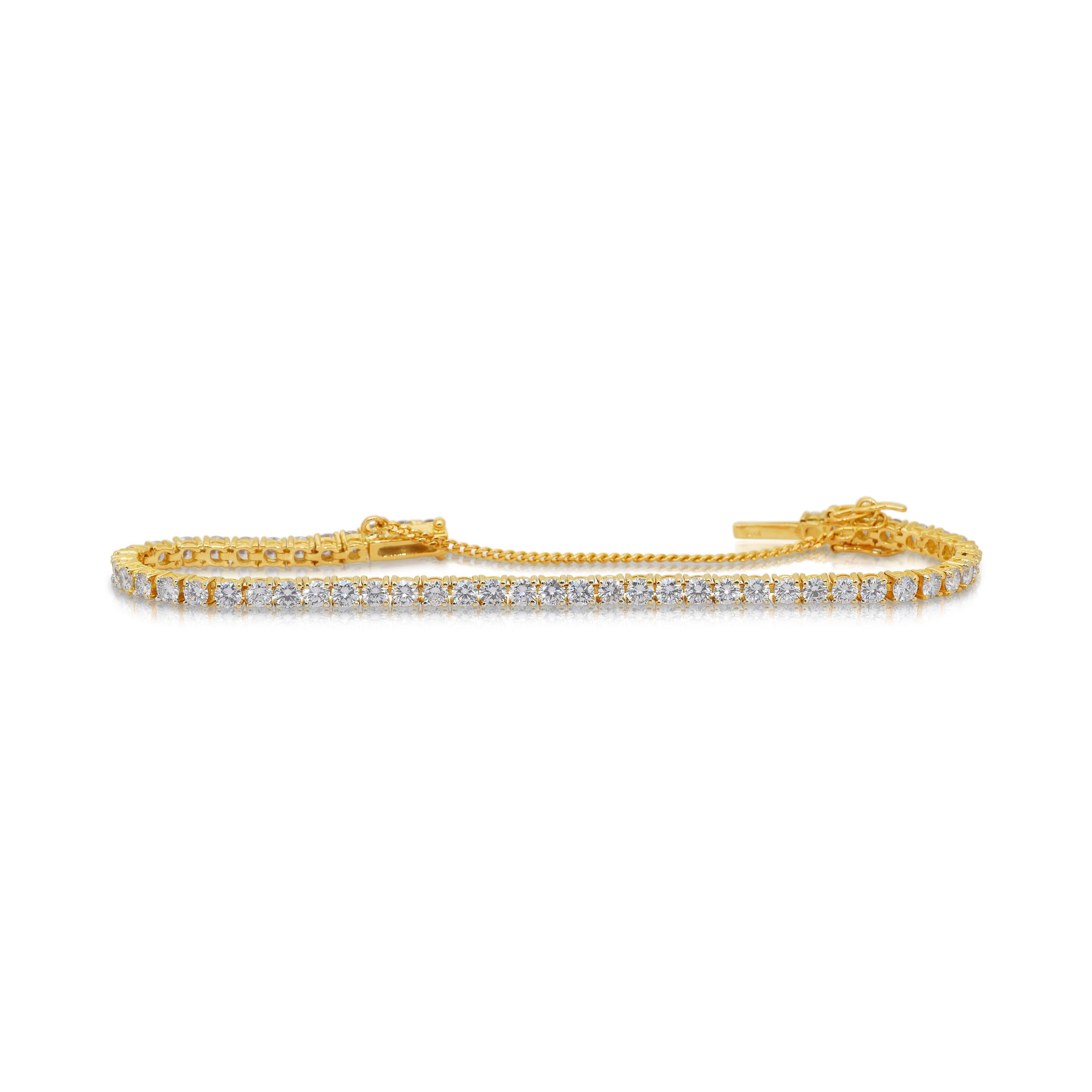 Bracelet éblouissant de 5,01ct de diamants naturels en or jaune 18k - certifié IGI

Offrez-vous une sophistication pure avec ce bracelet exquis en or jaune 18 carats, orné de 54 diamants ronds brillants totalisant 5,01 ct. Réalisée avec une très