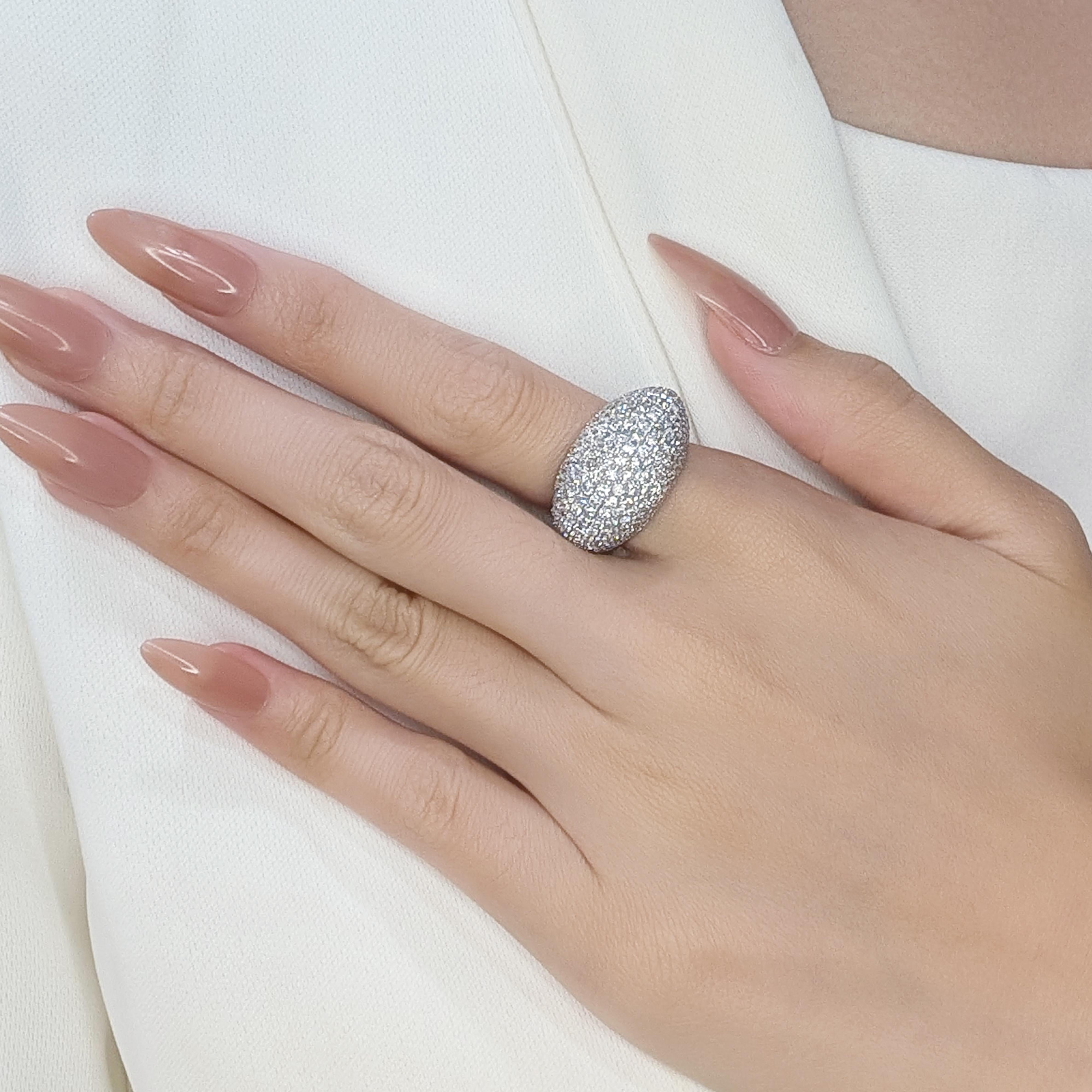 Questo anello nuovo di zecca, non indossato, è un'abbagliante dichiarazione di lusso ed eleganza. Realizzato con maestria in oro bianco 18 carati, presenta uno straordinario numero di 267 diamanti naturali tondi e brillanti, per un totale di 5,3