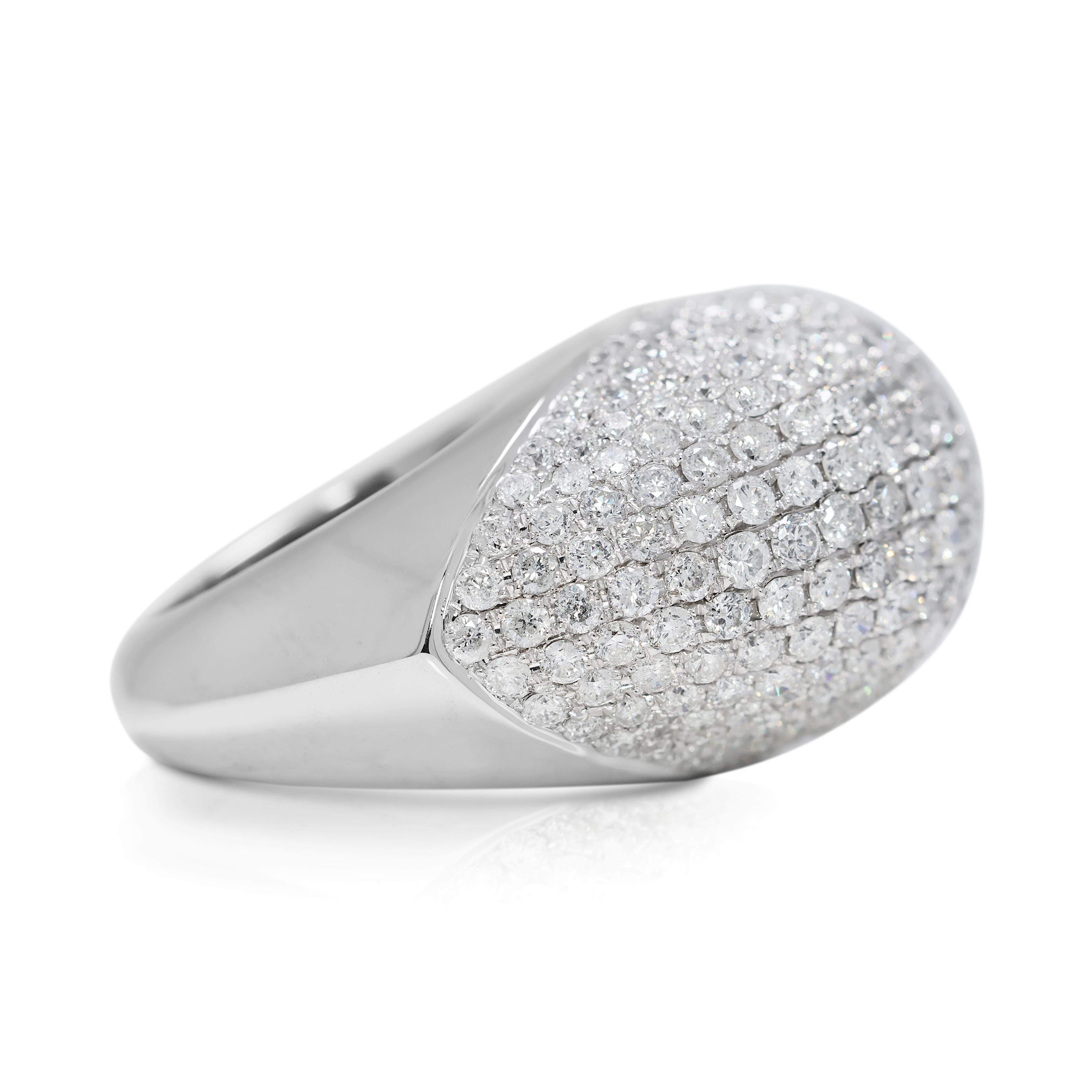Taglio rotondo Anello con diamanti naturali da 5,3 carati in oro bianco 18K in vendita