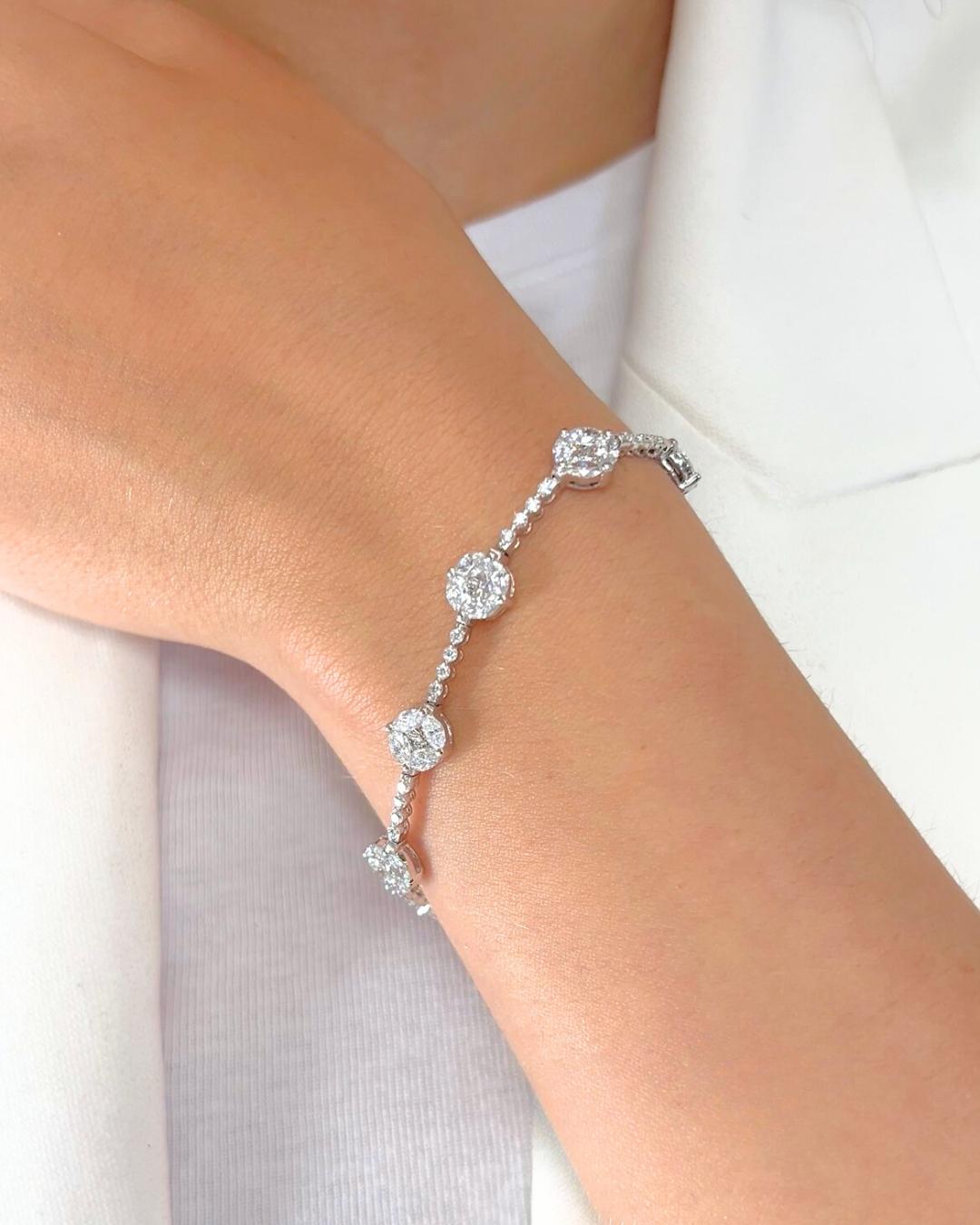 Deslumbrante Pulsera de 6,02ct Diamantes en Oro Blanco de 18k - Certificado IGI

Exquisita celebración del brillo, esta pulsera de oro blanco de 18 quilates deslumbra con un dinámico trío de tallas de diamante y una elegancia sin igual. Con 9