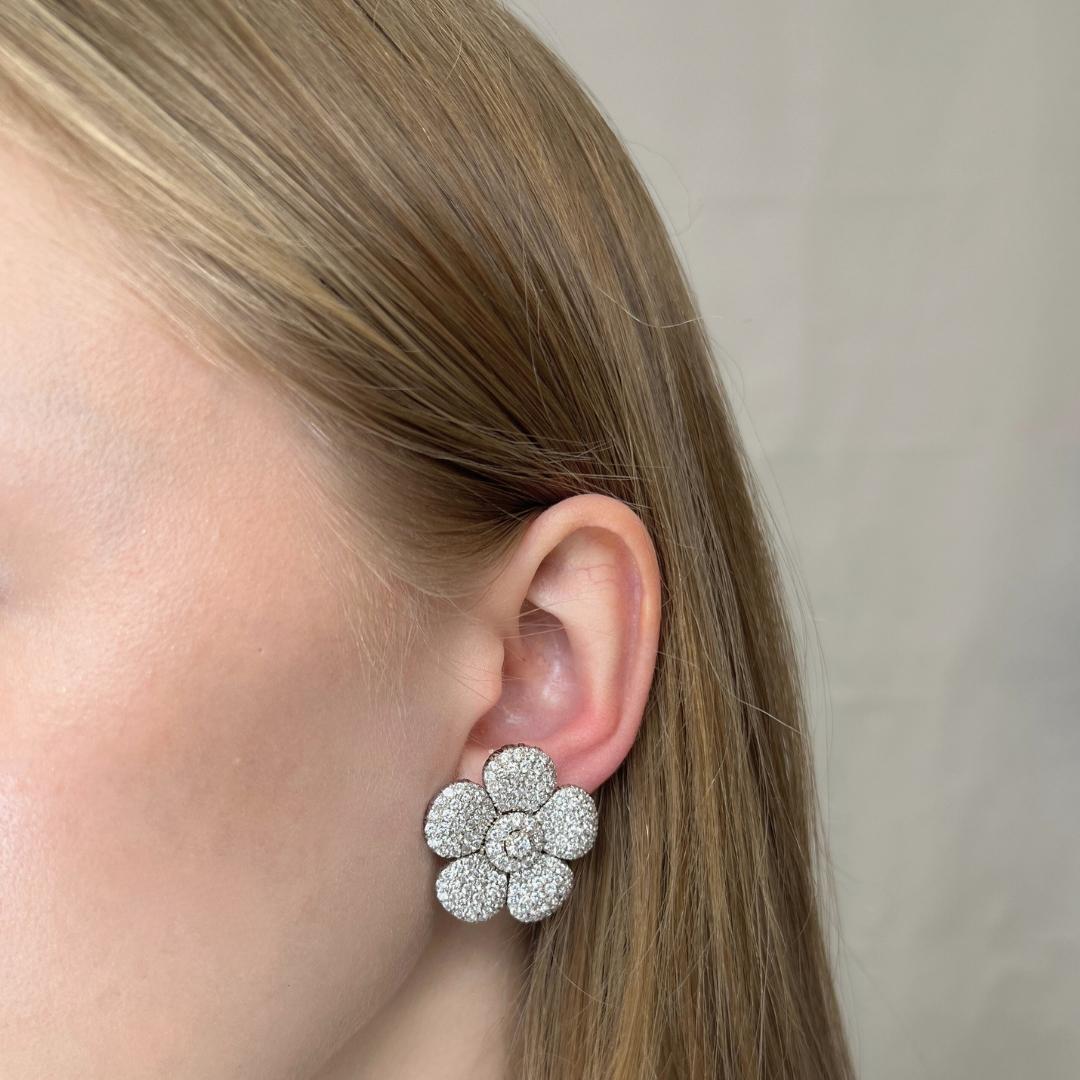 Orecchini con diamanti da 6,15 carati in oro bianco 18 carati - certificati IGI

Prova uno splendore senza pari con questi squisiti orecchini con diamanti in oro bianco 18 carati. Con 300 diamanti a taglio rotondo, questi orecchini vantano