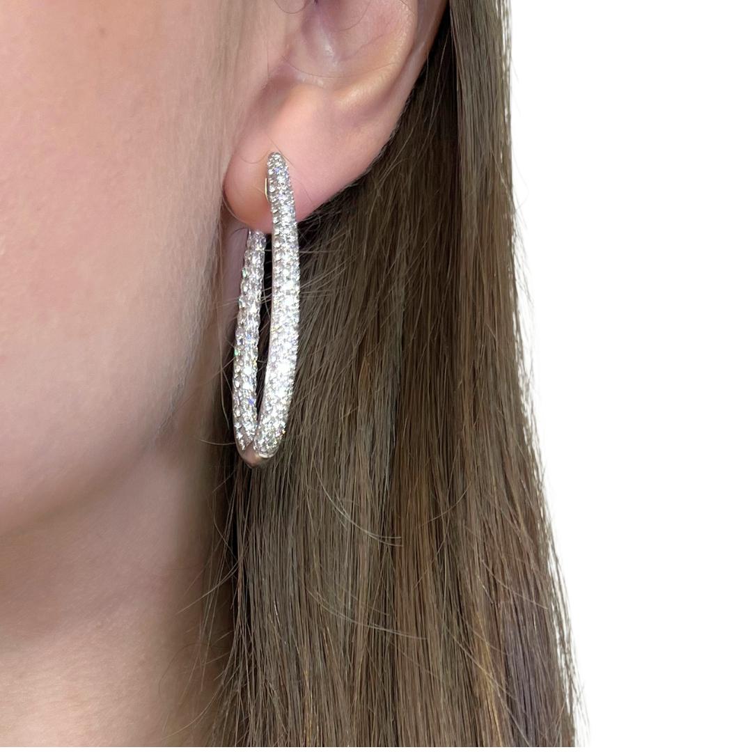 Boucles d'oreilles éblouissantes en or blanc 18 carats de 6,63 ct de diamants - certifiées IGI

Fabriquées en luxueux or blanc 18 carats, ces boucles d'oreilles captivantes éblouissent avec 252 diamants ronds de taille brillant totalisant 6,63