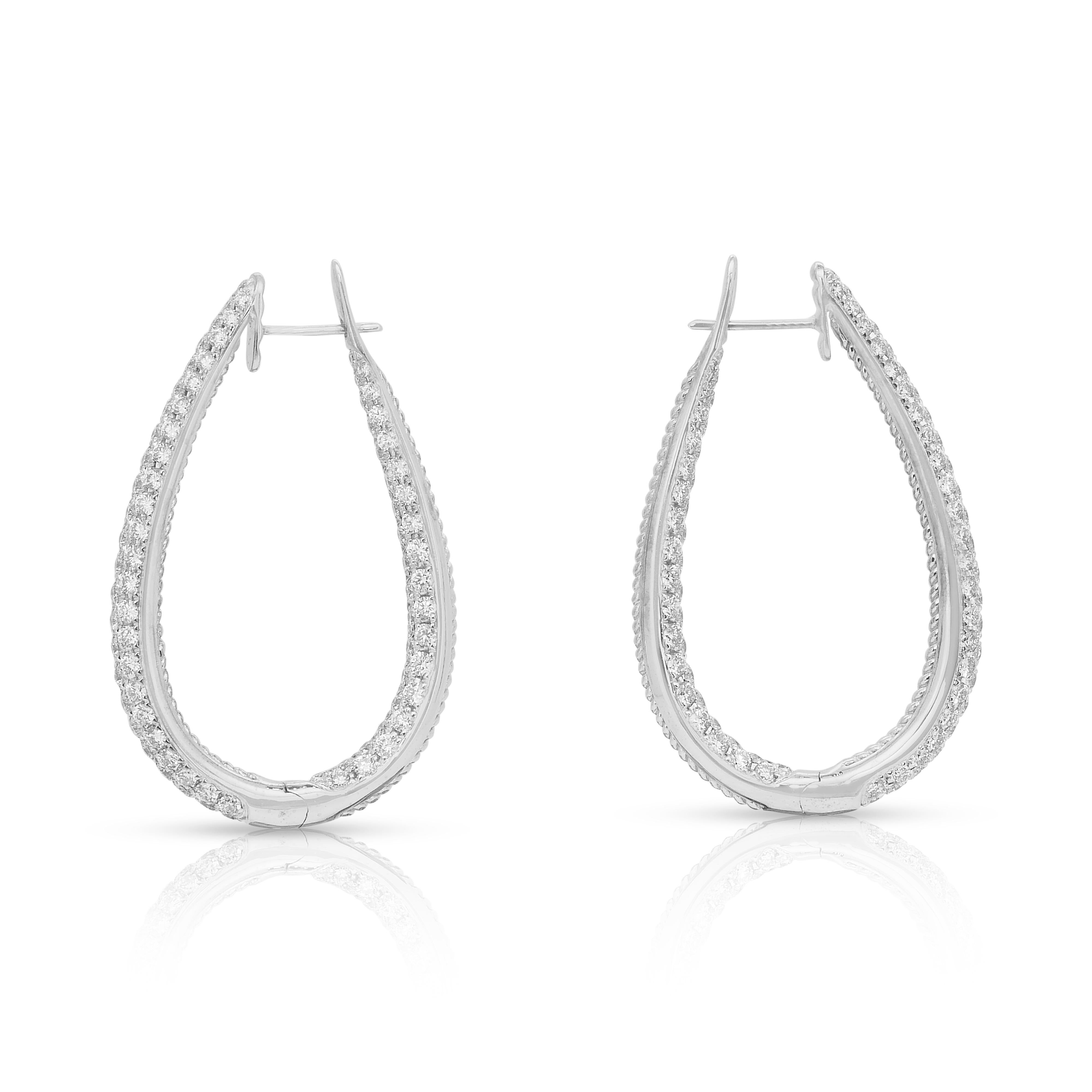 Boucles d'oreilles éblouissantes en or blanc 18 carats de 6,63 ct de diamants - certifiées IGI en vente 3