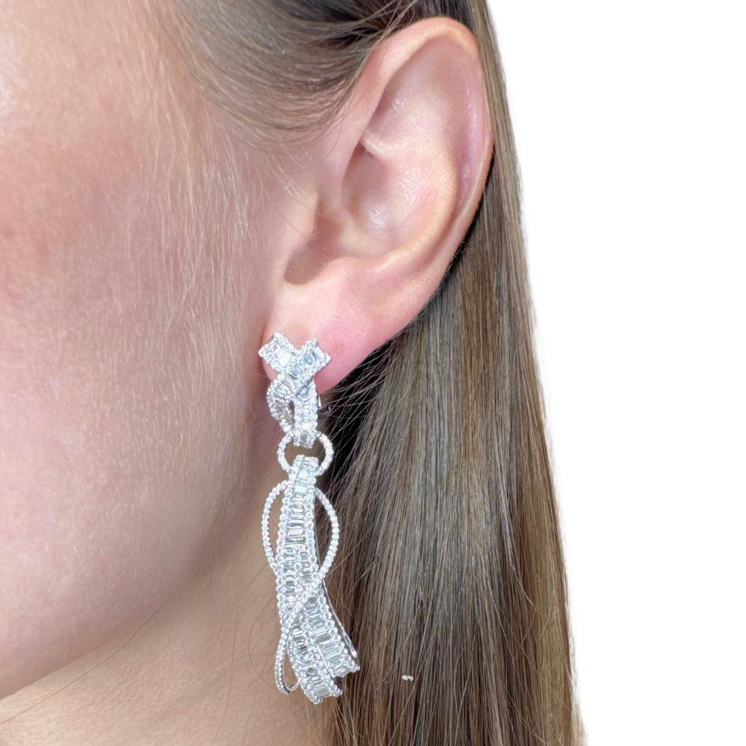Deslumbrantes Pendientes de Gota de Diamantes de 6,75 ct en Oro Blanco de 18k - Certificado IGI

Elaborados para cautivar, estos pendientes colgantes de oro blanco de 18 quilates brillan con unos extraordinarios 6,75 quilates de deslumbrantes