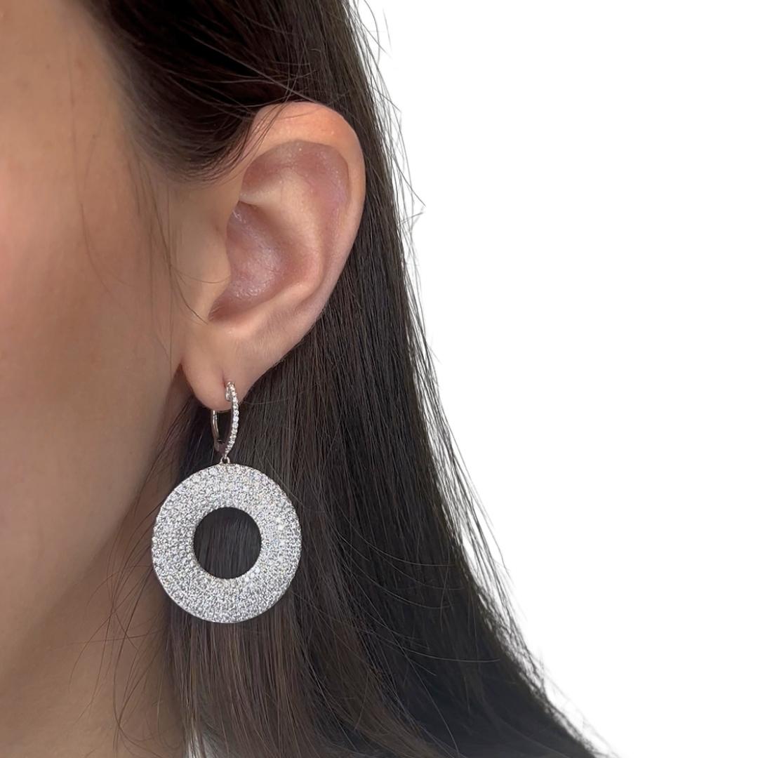 Orecchini pendenti con diamanti da 7,12 carati in oro bianco 18 carati - certificati IGI

Fai una dichiarazione mozzafiato con questi orecchini di diamanti da 7,12 carati, con ben 460 diamanti rotondi per una brillantezza eccezionale. Realizzati in