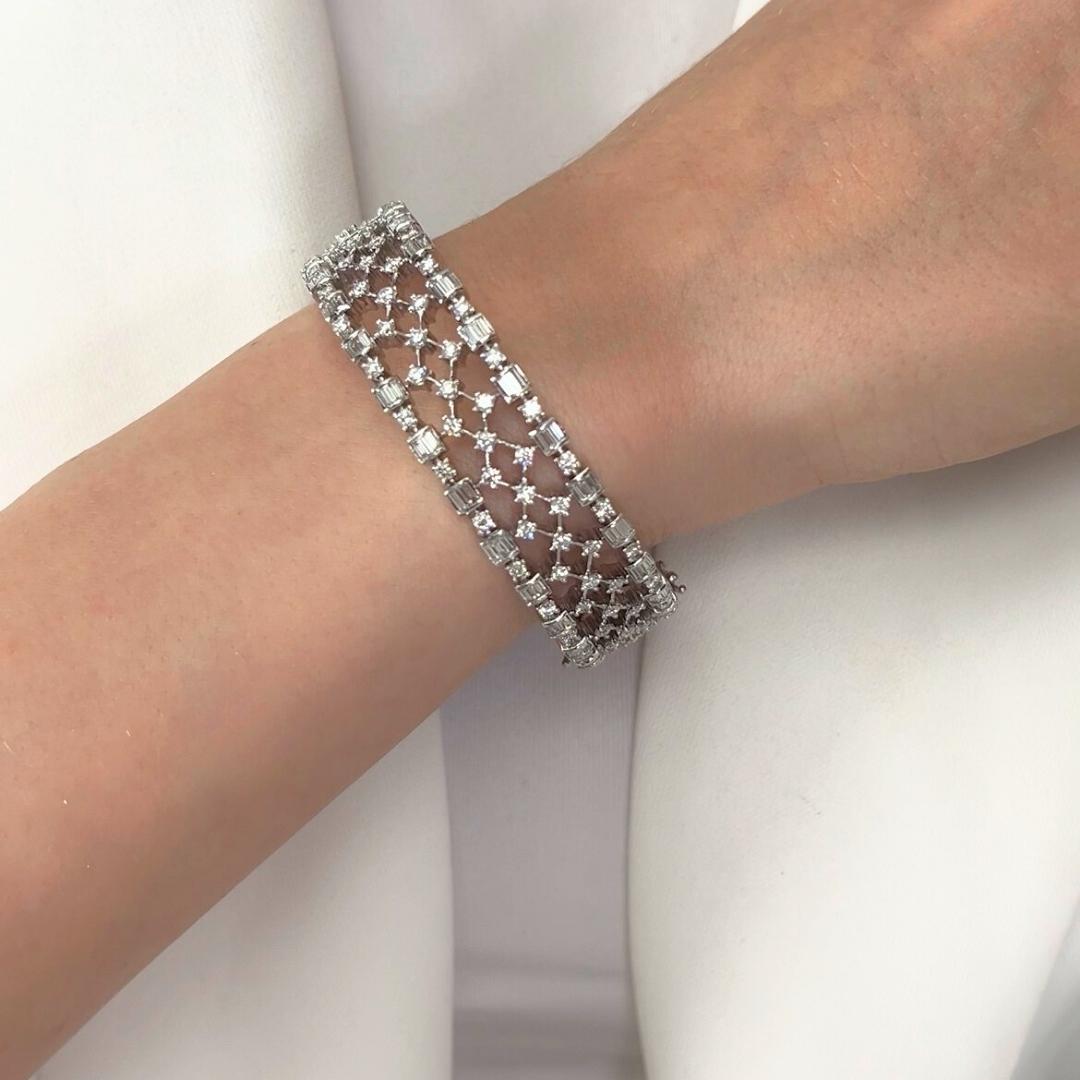 Bracciale con 8,00 carati di diamanti in oro bianco 14k - certificato IGI

Lasciati conquistare dalla brillantezza di 8,00 carati di splendidi diamanti incastonati nell'oro bianco 14 carati, che creano uno squisito spettacolo di luce ed eleganza.